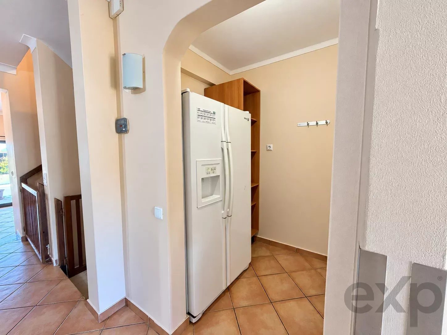 Moradia T3+1 com áreas surpreendentes, enorme cave, garagem e amplo espaço exterior nas Gambelas 87355360 image 11