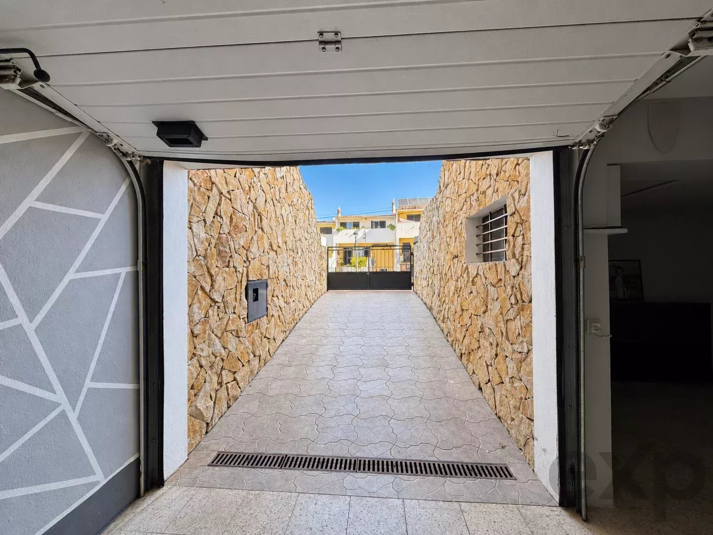 Moradia T3+1 com áreas surpreendentes, enorme cave, garagem e amplo espaço exterior nas Gambelas 87355360 image 22