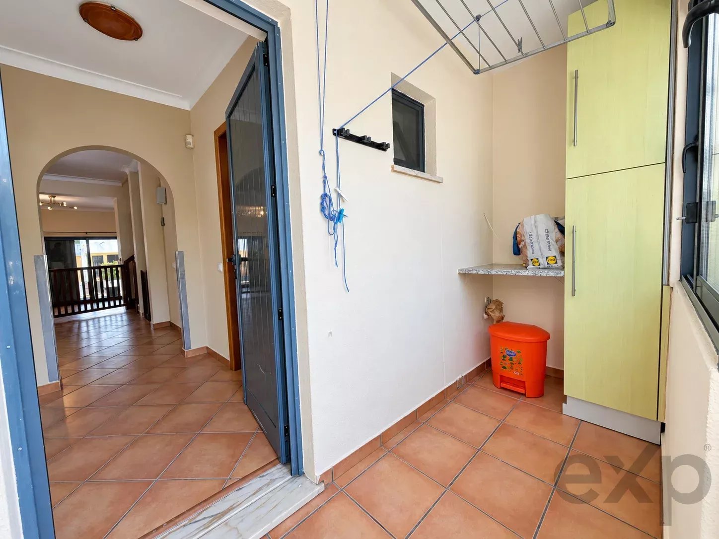 Moradia T3+1 com áreas surpreendentes, enorme cave, garagem e amplo espaço exterior nas Gambelas 87355360 image 18