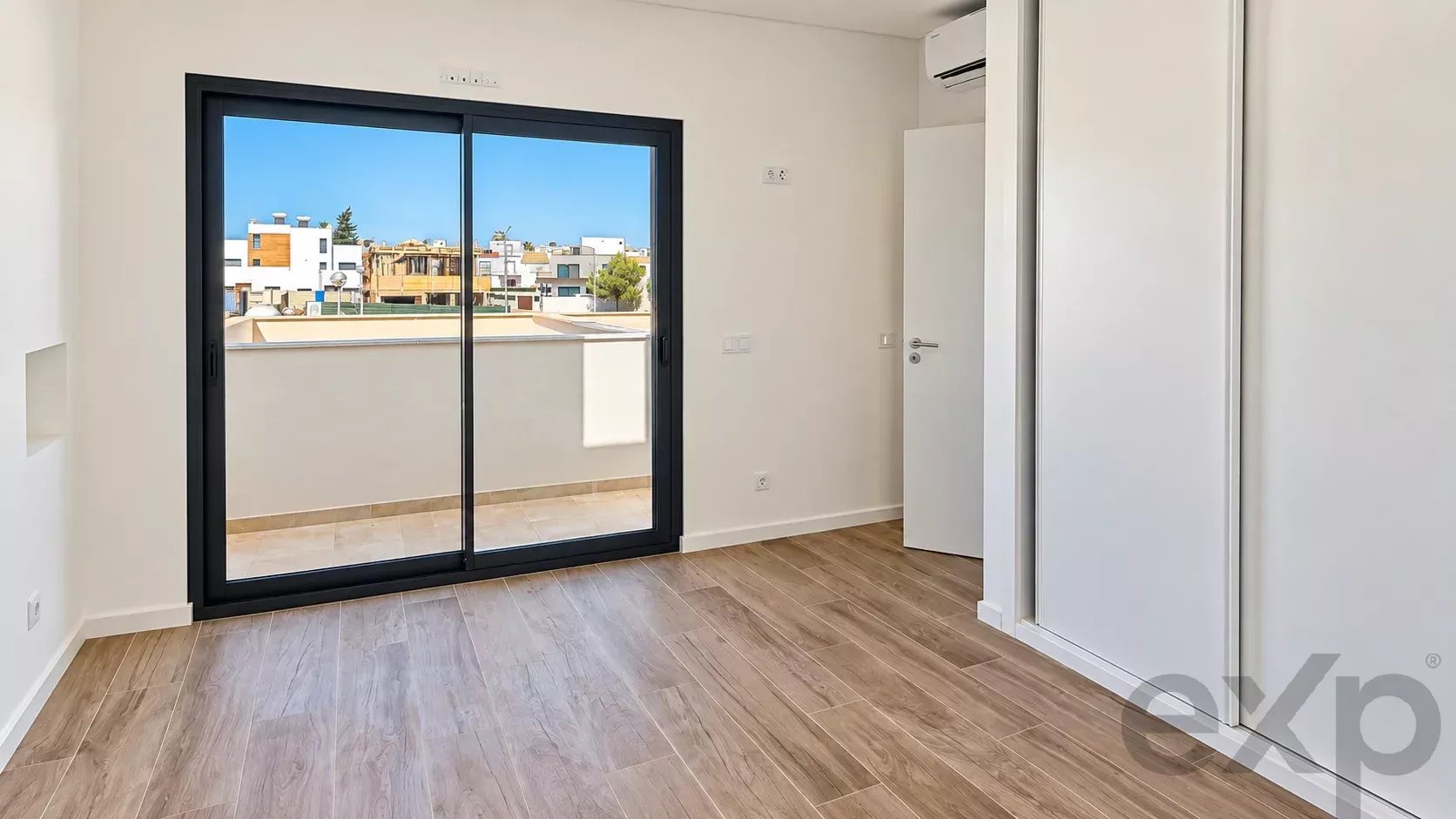 Moradia T3 nova com rooftop e jacuzzi a 5 minutos da Praia da Fuseta 87355374 image 8