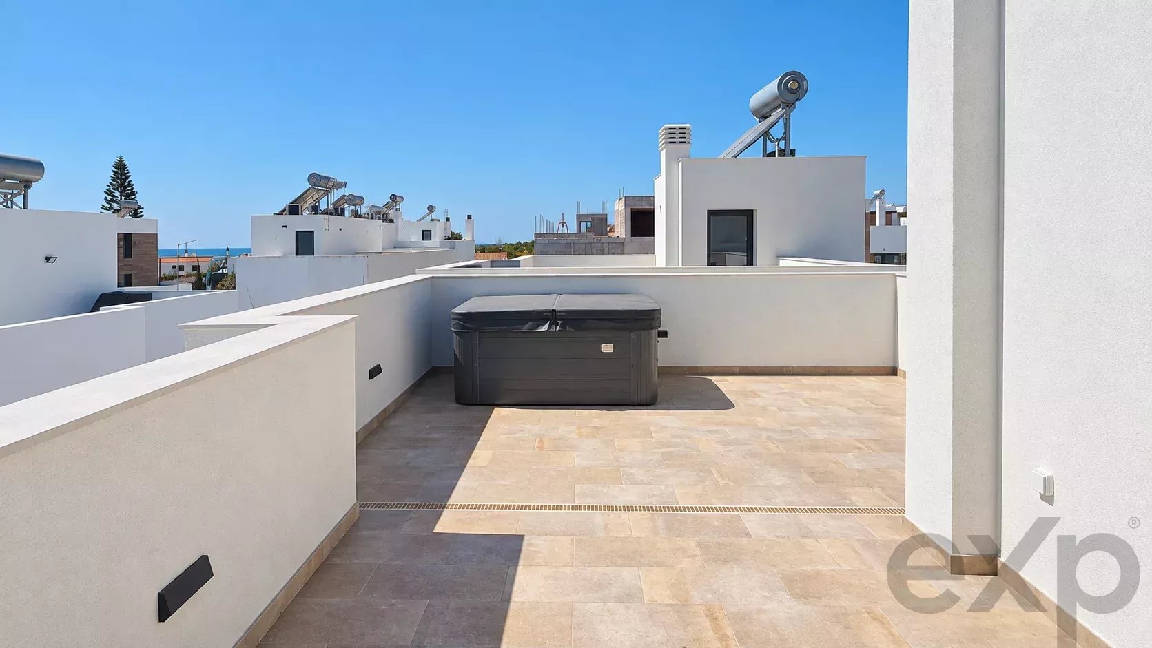 Moradia T3 nova com rooftop e jacuzzi a 5 minutos da Praia da Fuseta 87355374 image 17