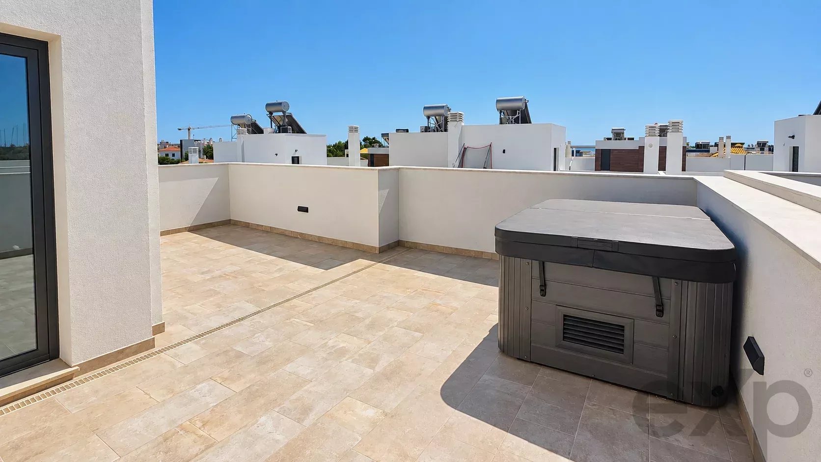 Moradia T3 nova com rooftop e jacuzzi a 5 minutos da Praia da Fuseta 87355374 image 18