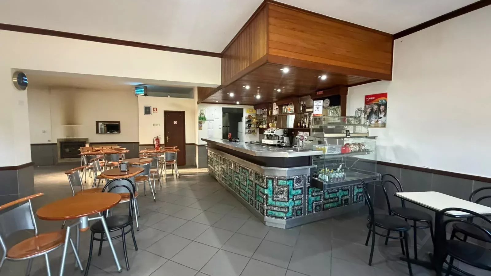 Loja de comércio à venda em Anissó e Soutelo, 120 m²