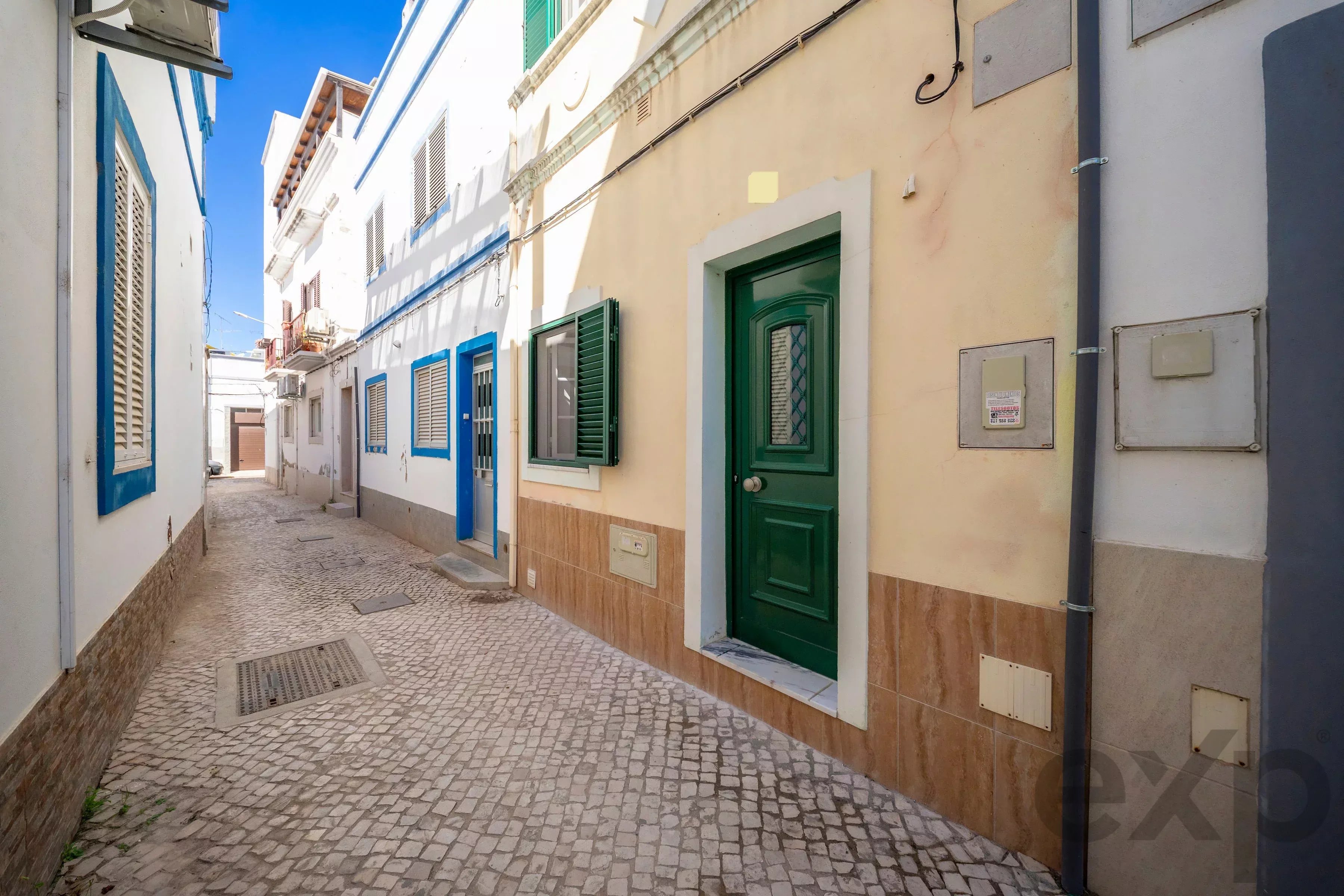 Moradia T1+1 com amplo terraço no coração da Baixa de Olhão