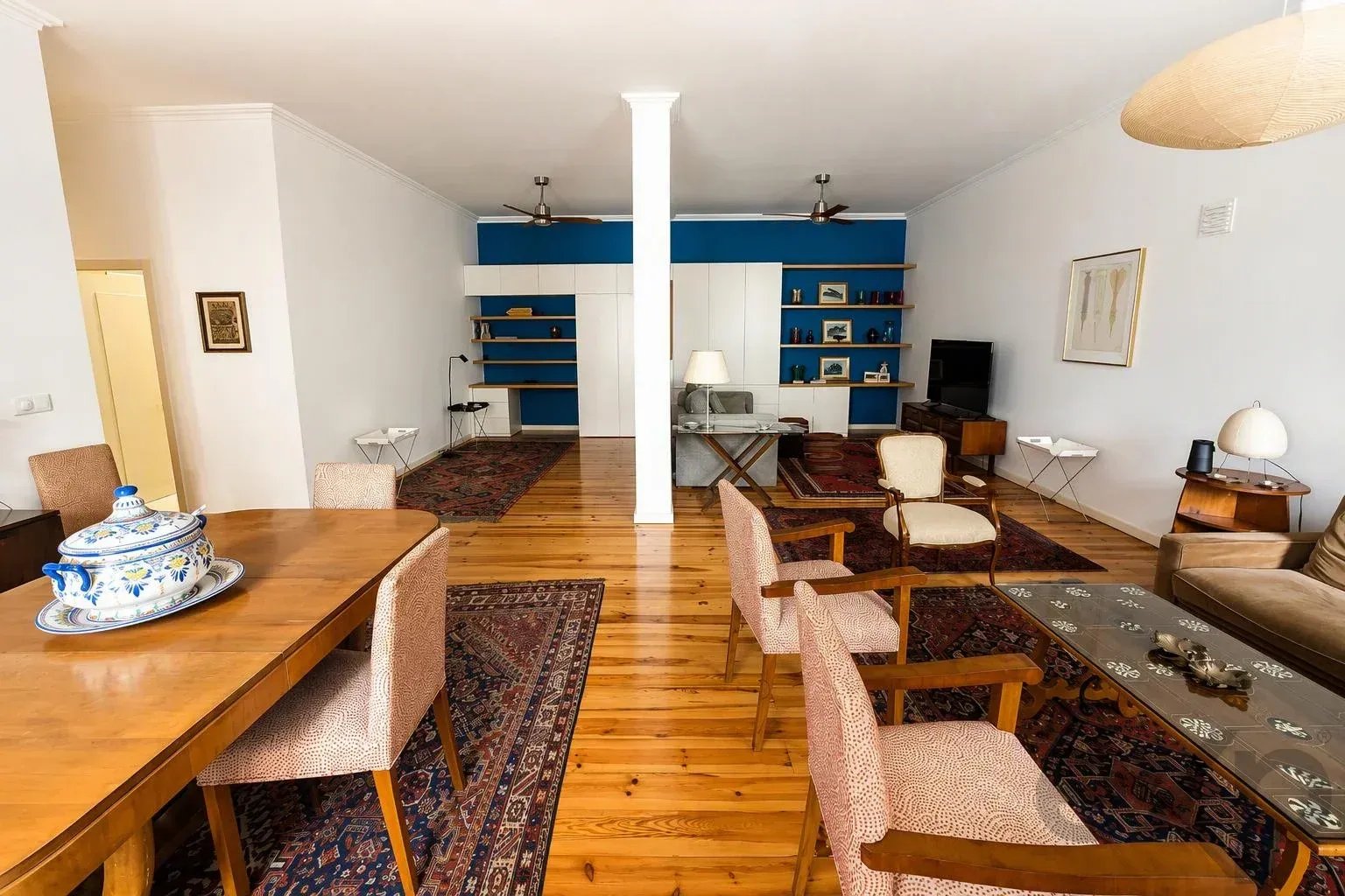 Espaço, luz e carácter num apartamento singular em Lisboa 87448473 image 13