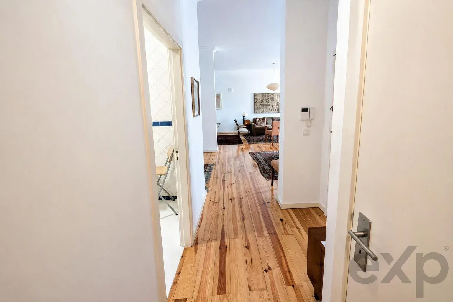 Espaço, luz e carácter num apartamento singular em Lisboa 87448473 image 12