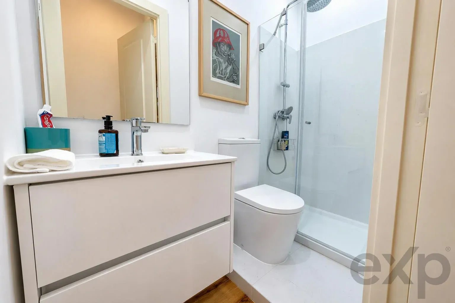 Espaço, luz e carácter num apartamento singular em Lisboa 87448473 image 10