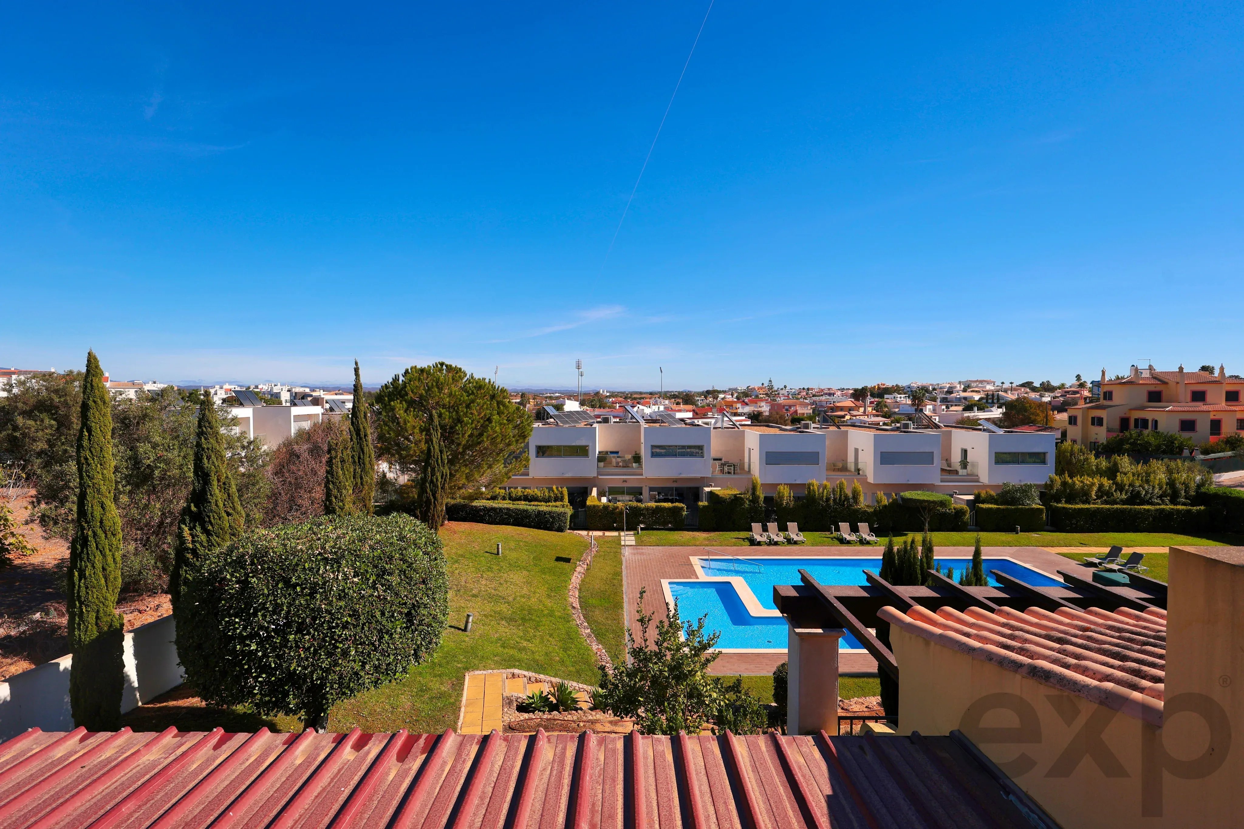 Elegante moradia geminada T3 com terraços. garagem dupla e piscina – A 300m do novo golfe e 1 Km das Praias de Ferragudo 87475208 image 47