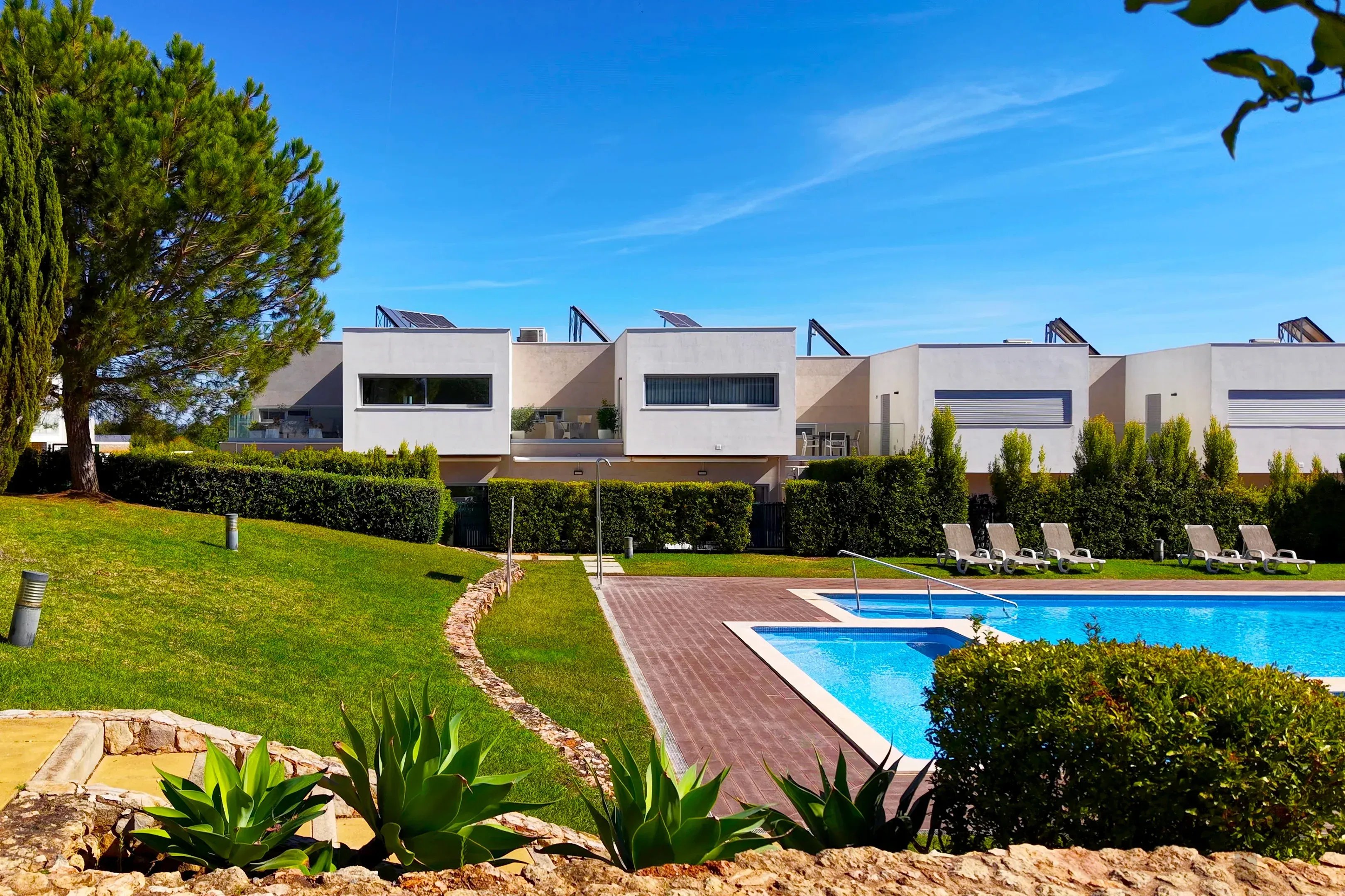 Elegante moradia geminada T3 com terraços. garagem dupla e piscina – A 300m do novo golfe e 1 Km das Praias de Ferragudo 87475208 image 24