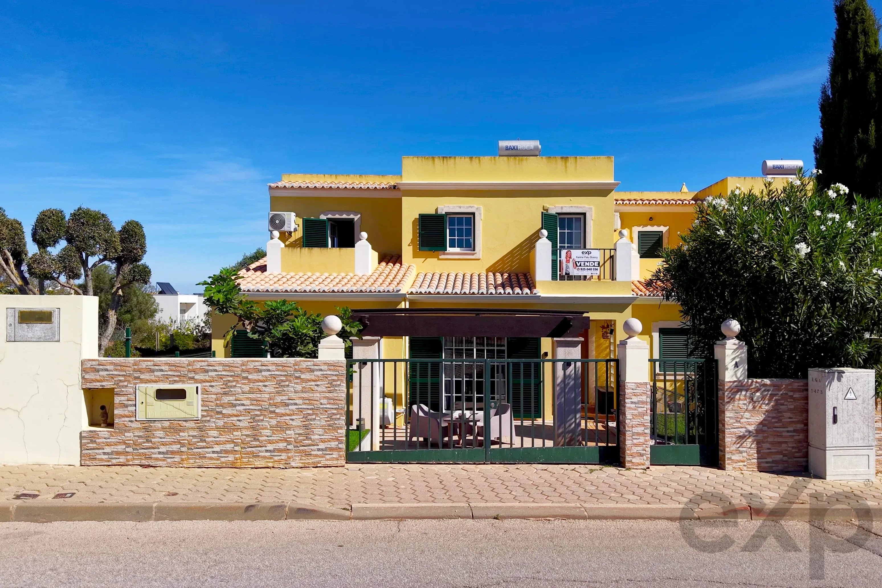 Elegante moradia geminada T3 com terraços. garagem dupla e piscina – A 300m do novo golfe e 1 Km das Praias de Ferragudo 87475208 image 2