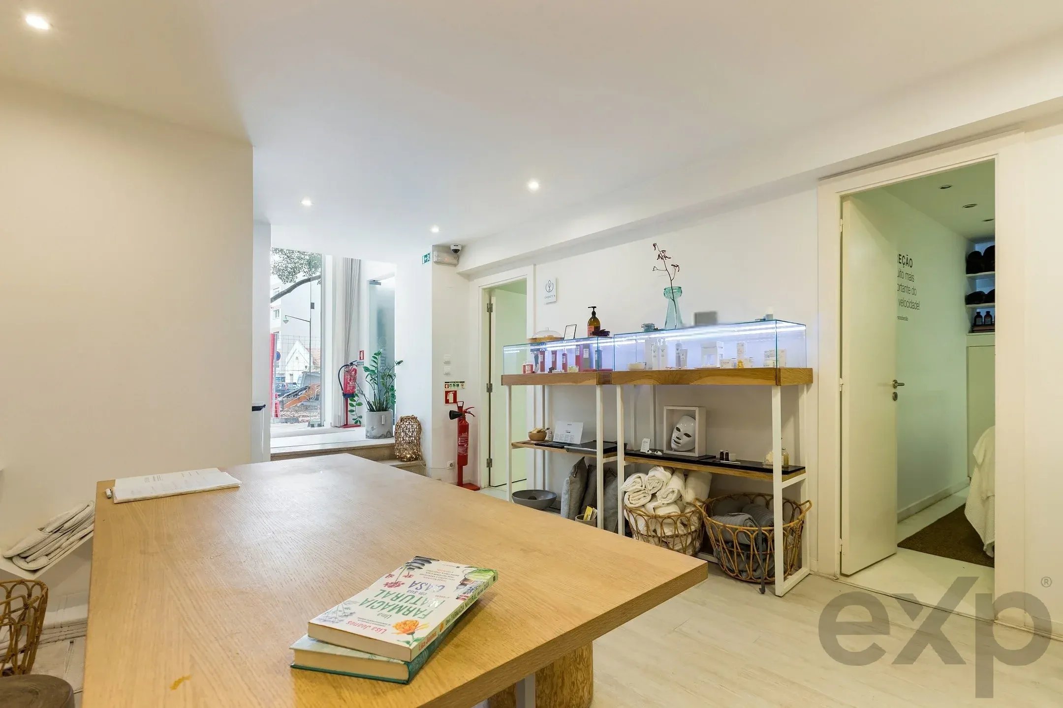 Commercial Shop for sale in Lisboa, 57 m²