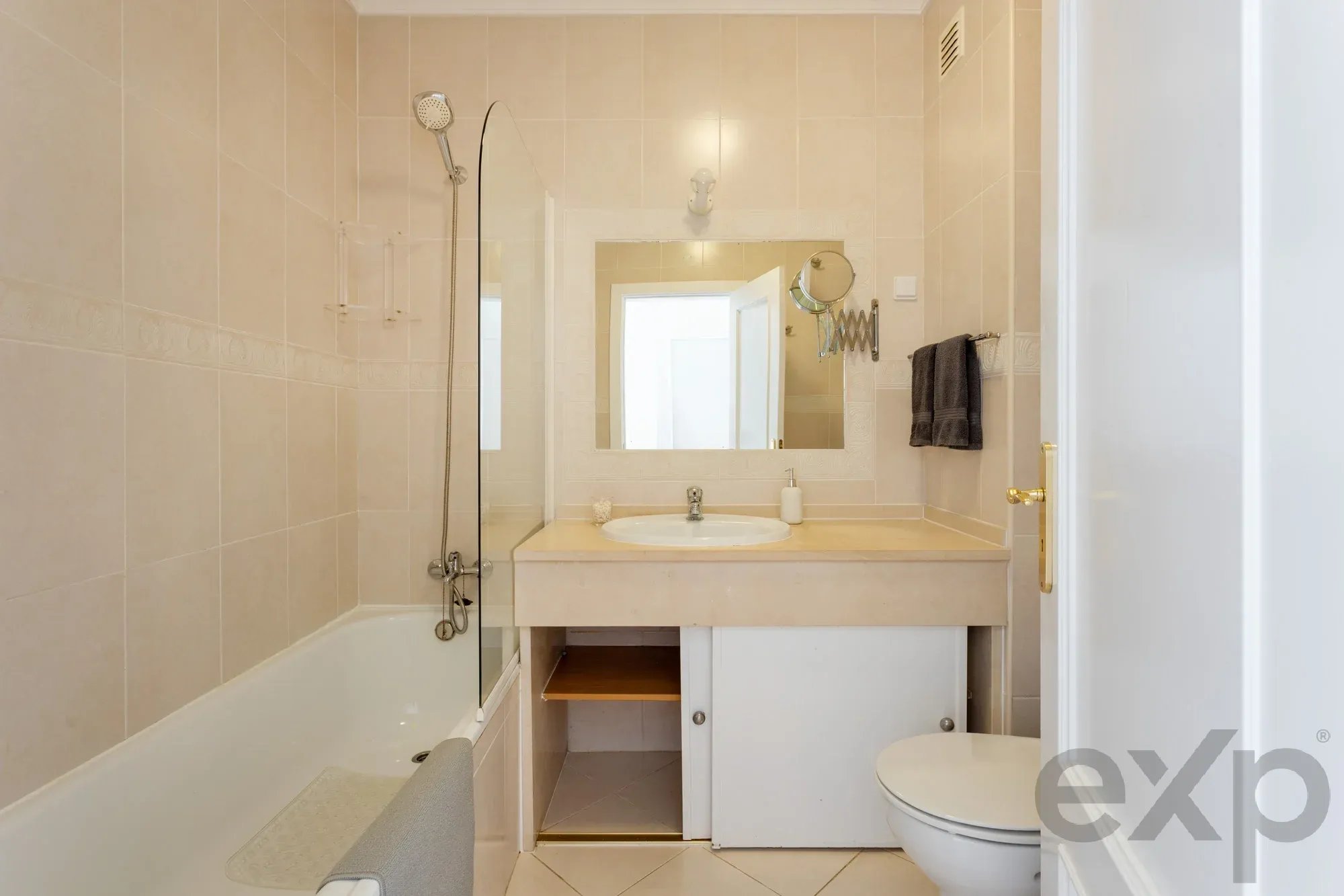 Apartamento T2 com terraços, 2 piscinas, vistas para a natureza e licença AL para investidores 87494647 image 19