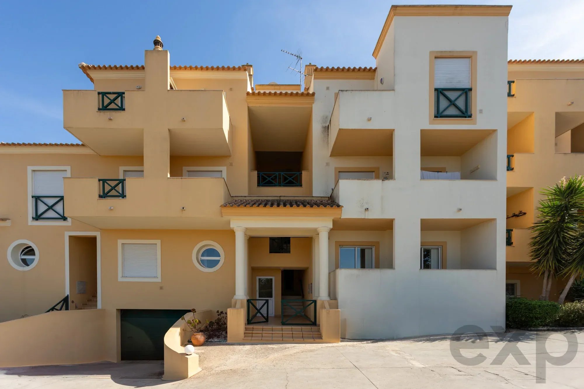 Apartamento T2 com terraços, 2 piscinas, vistas para a natureza e licença AL para investidores 87494647 image 26