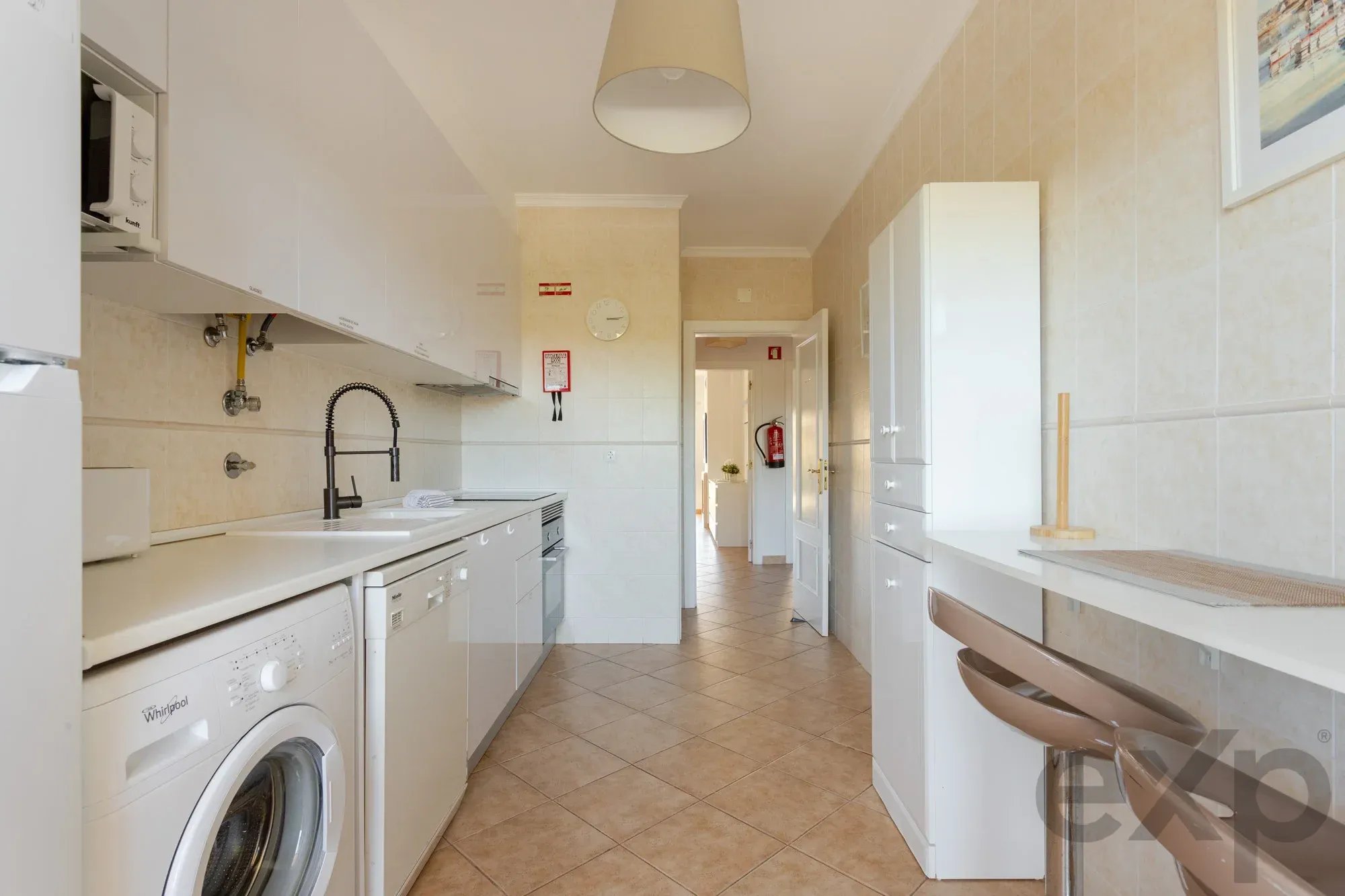 Apartamento T2 com terraços, 2 piscinas, vistas para a natureza e licença AL para investidores 87494647 image 11