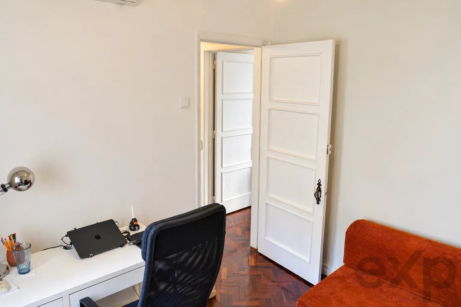 Maravilhoso T2 na Braamcamp com varanda e elevador 87509016 image 19