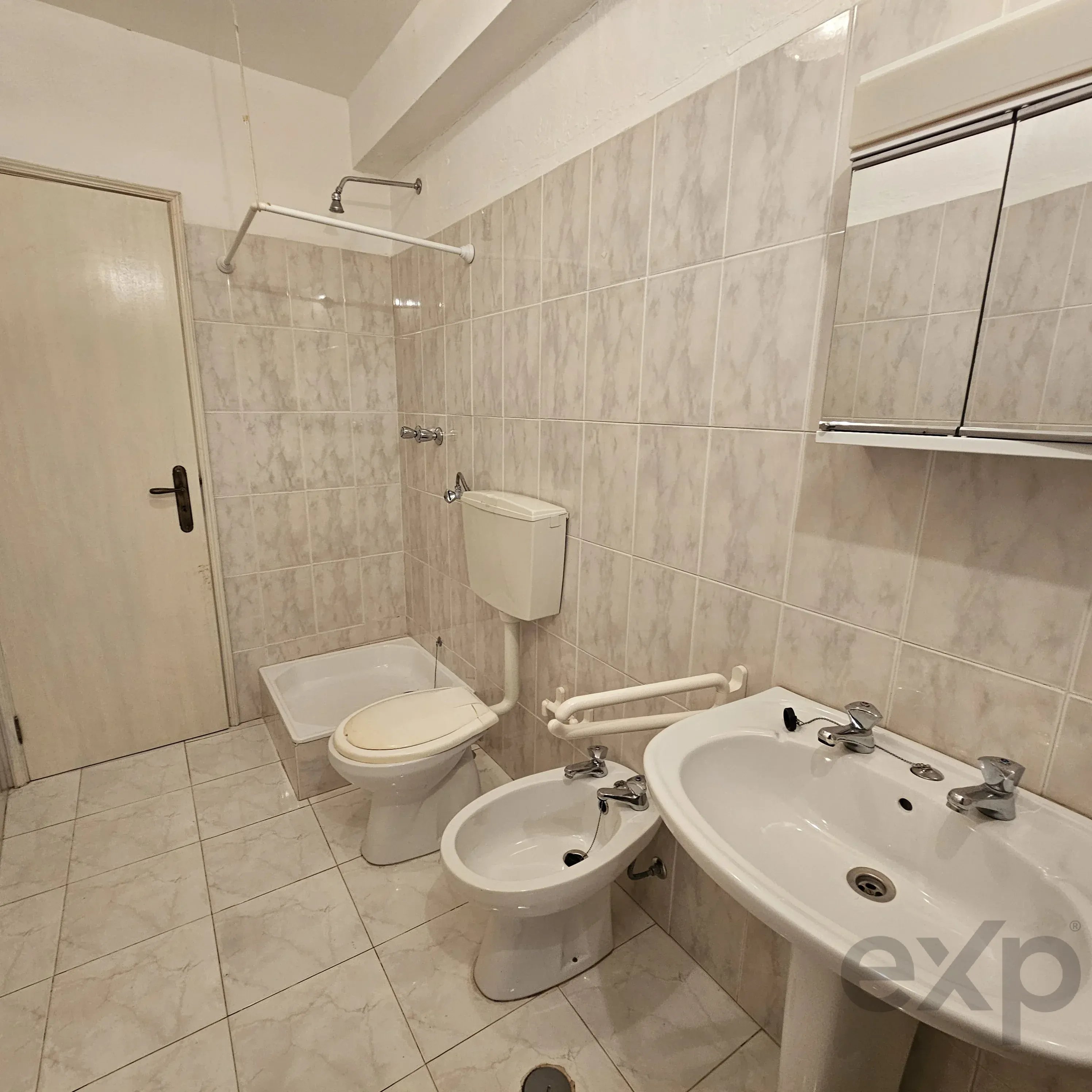 Moradia Bifamiliar em Ferragudo – Charme, Espaço e Potencial 87510156 image 33