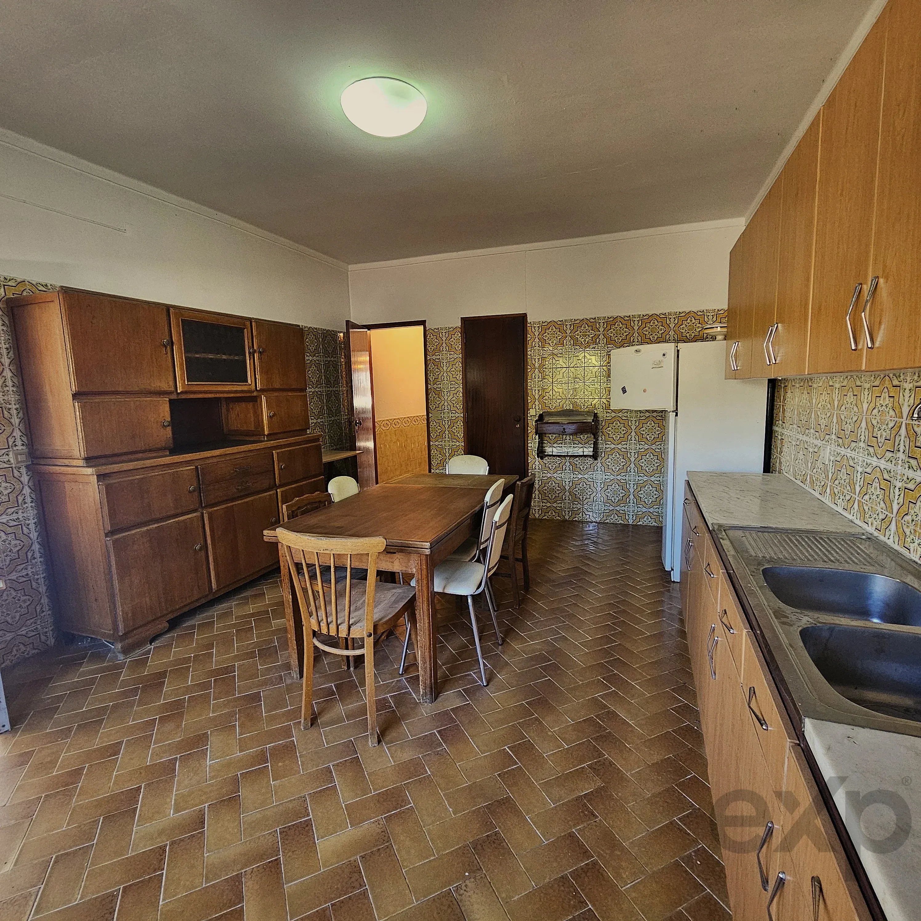 Moradia Bifamiliar em Ferragudo – Charme, Espaço e Potencial 87510156 image 10