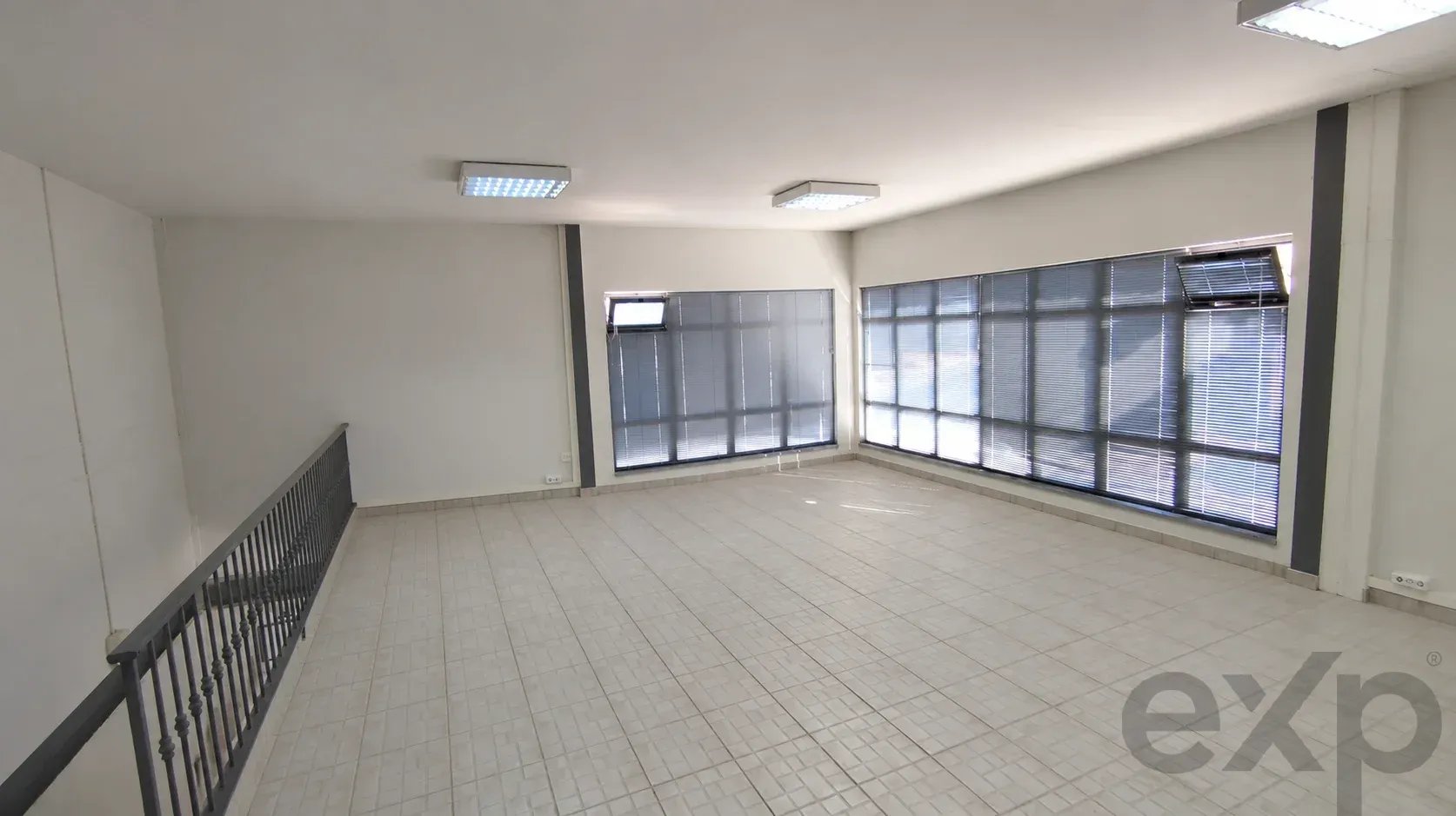 Warehouses for sale in Olhão, 881 m²