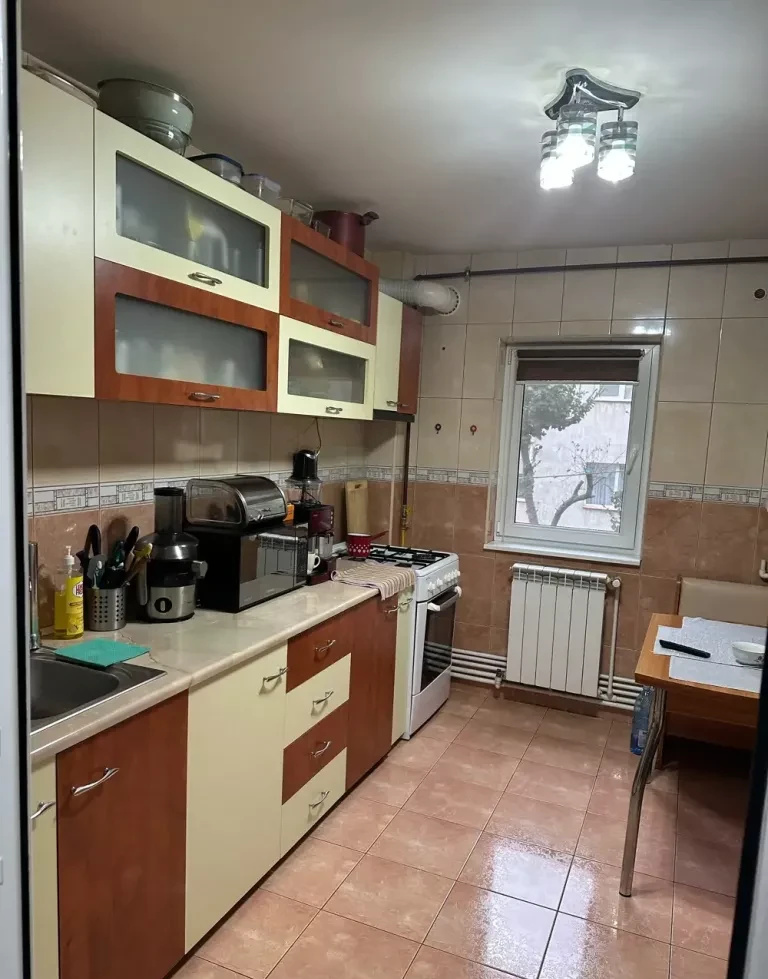 De vanzare apartament 3 camere decomandate, 70 m², et.1, zona Anda