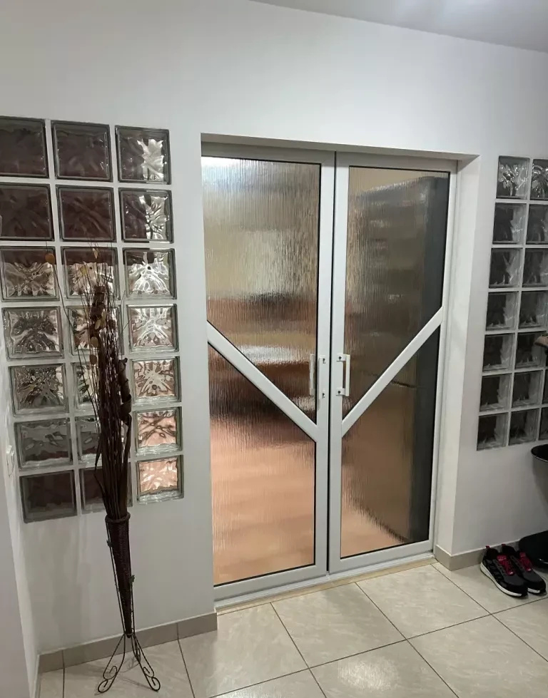 De vanzare apartament 3 camere decomandate, 70 m², et.1, zona Anda