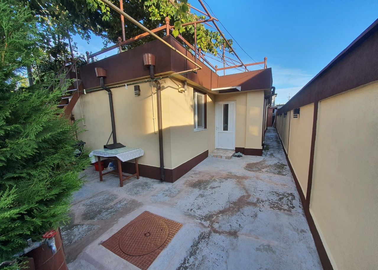 De vânzare , casa 3 camere + curte, zona Medeea