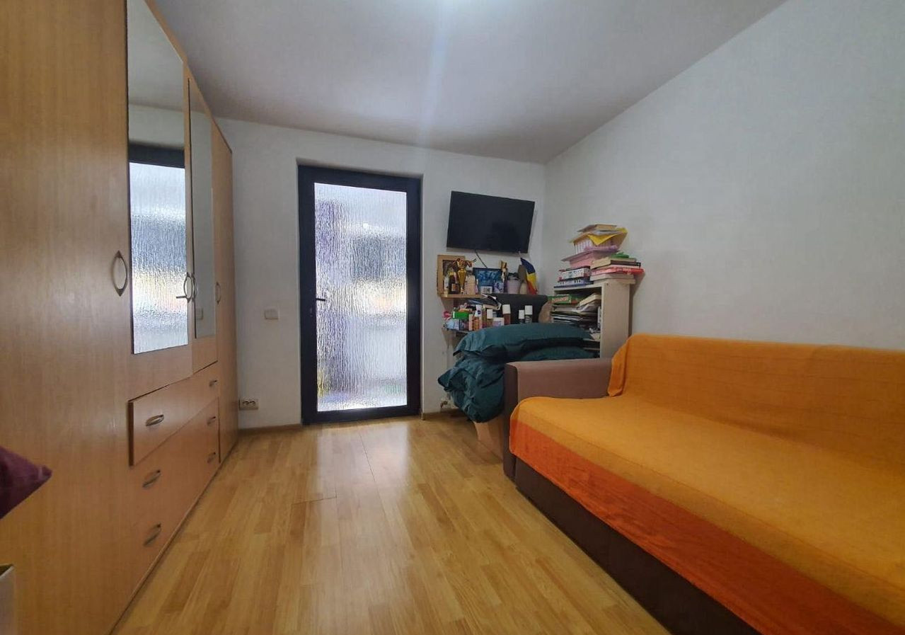 De vânzare , casa 3 camere + curte, zona Medeea
