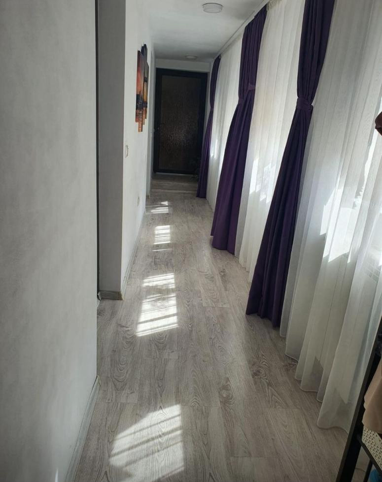 De vânzare , casa 3 camere + curte, zona Medeea
