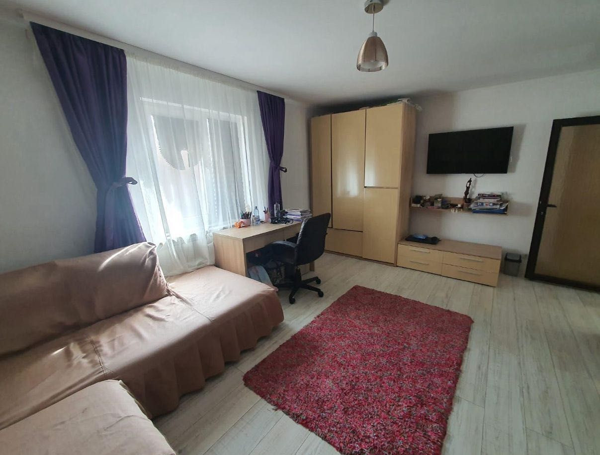 De vânzare , casa 3 camere + curte, zona Medeea