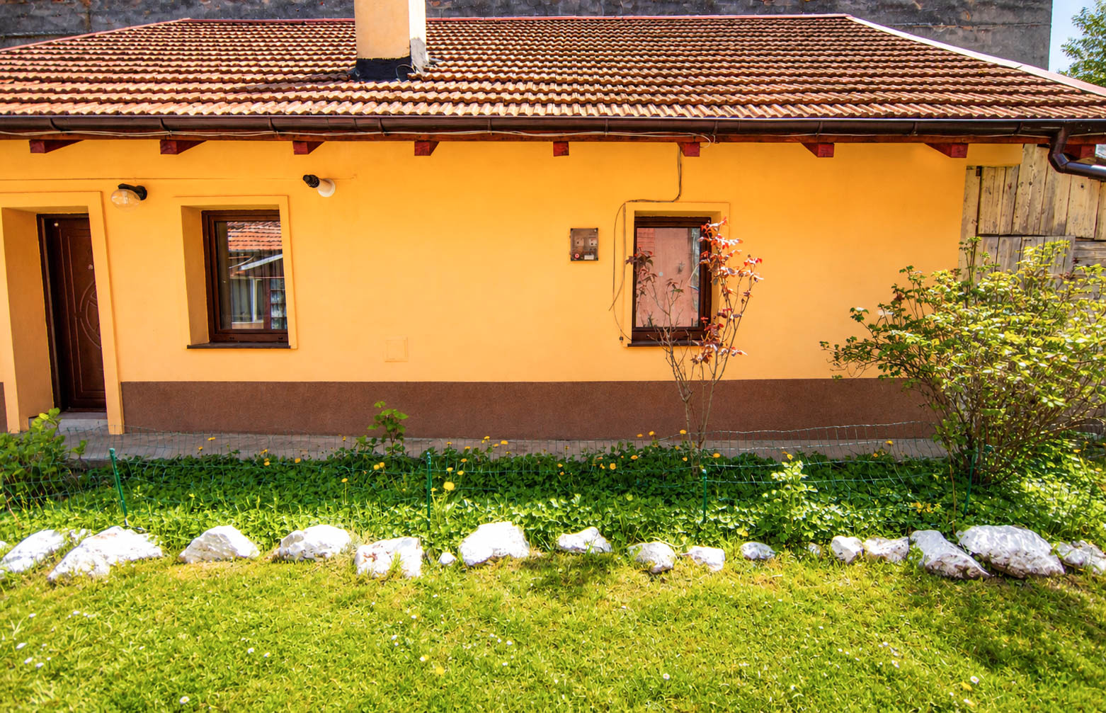 Corp de casă renovat, curte comună – Str. Lungă, Brașovul Vechi