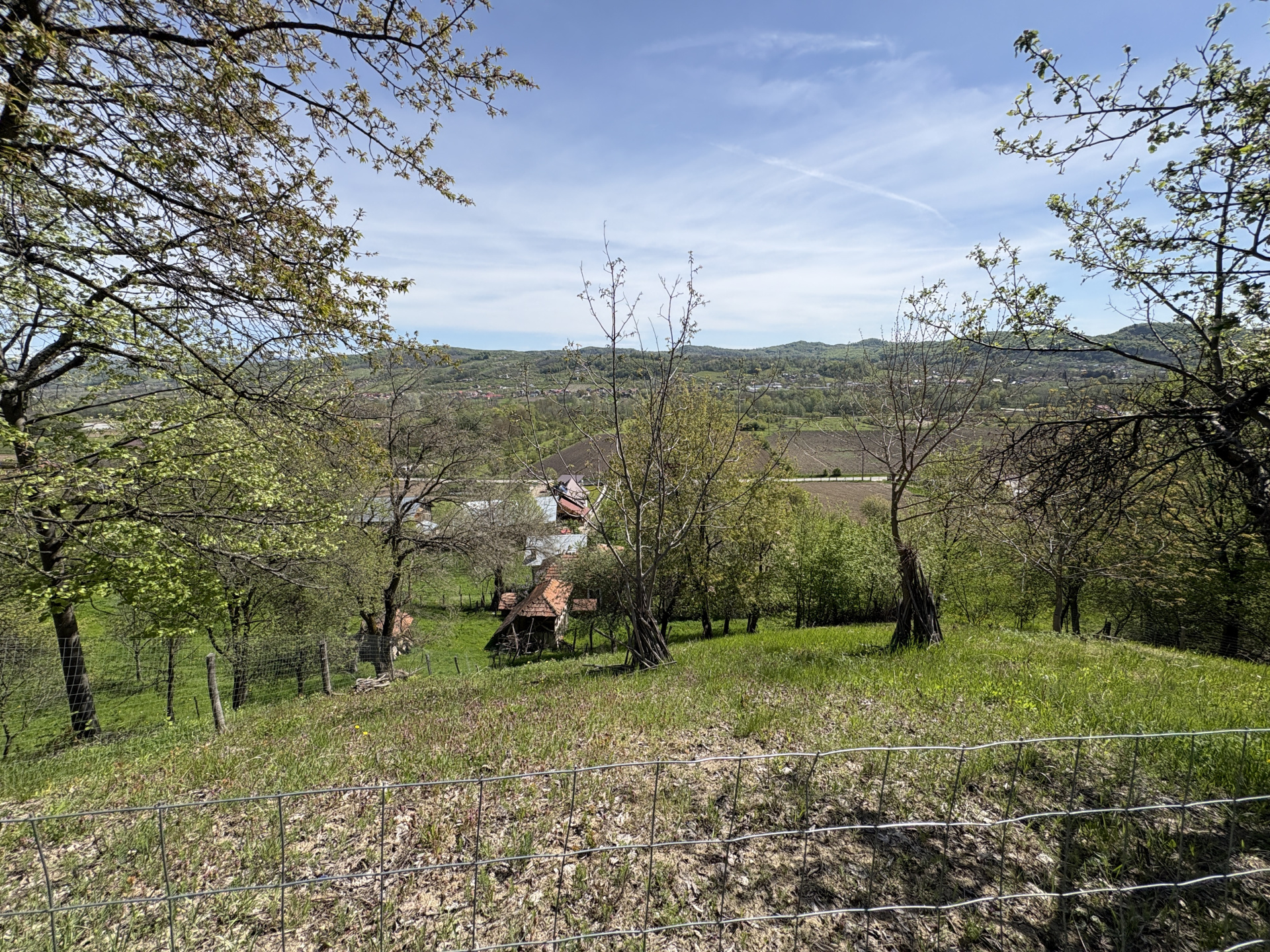 Casă la roșu + 2 case tradiționale | 14.613 mp teren | Aproape de A1 Tigveni