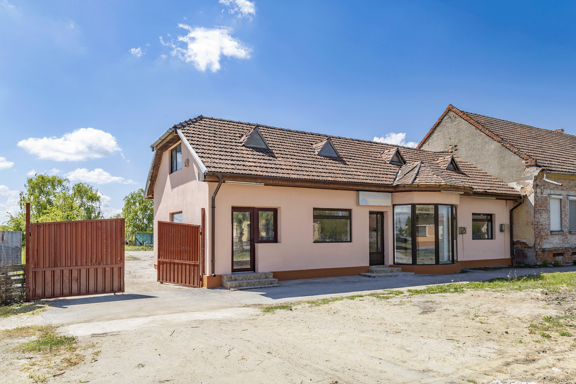 Commercial Space + Land with Mineral Water Spring in Bacova