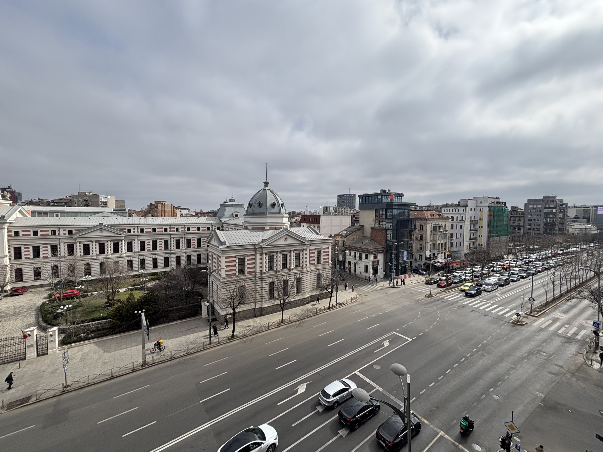 2 camere ultracentral cu vedere deschisă – Universitate - inchiriat 500 euro