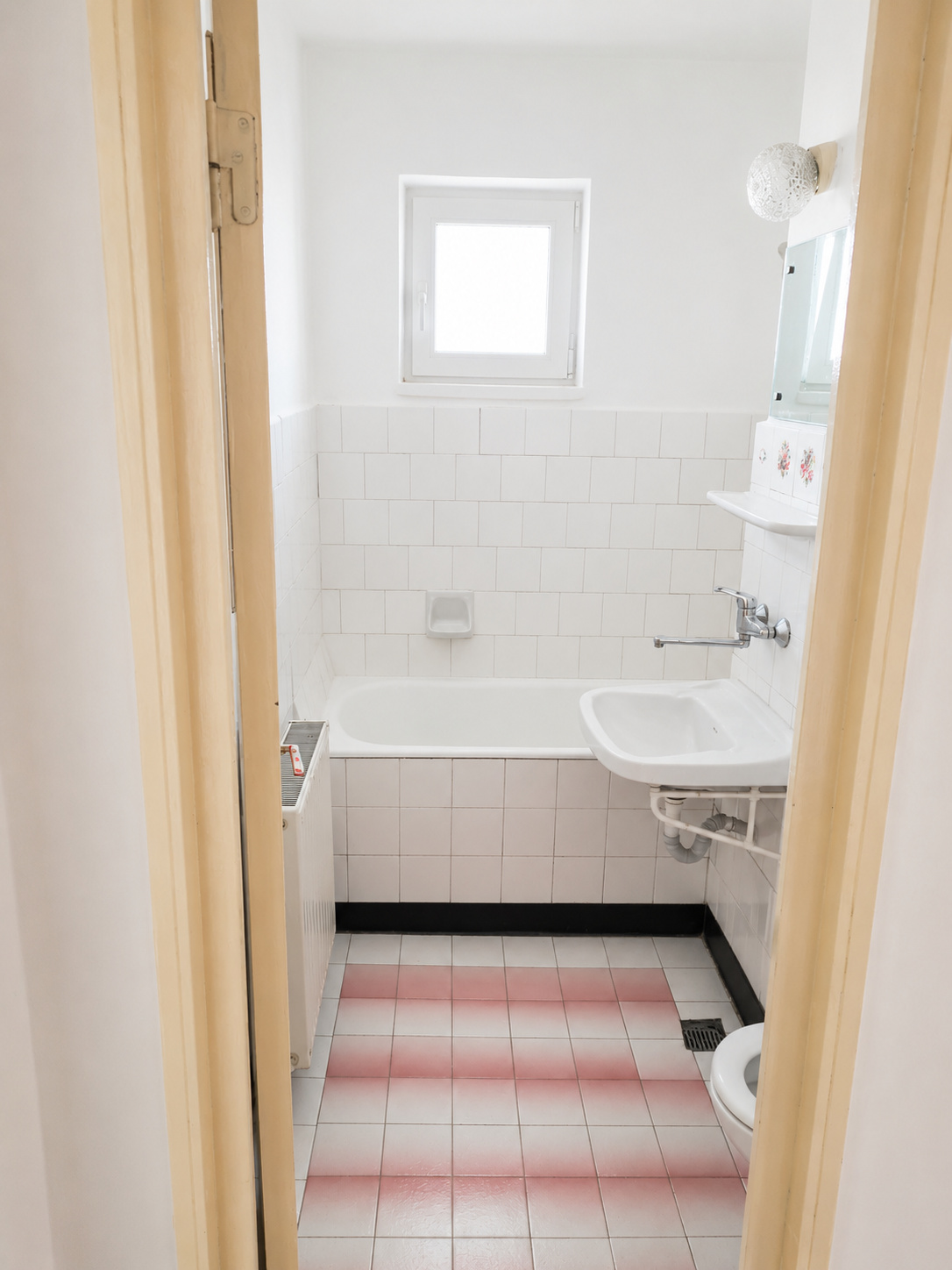 Apartament 2 camere semidecomandat de vanzare, centrală proprie, strada Mioriței