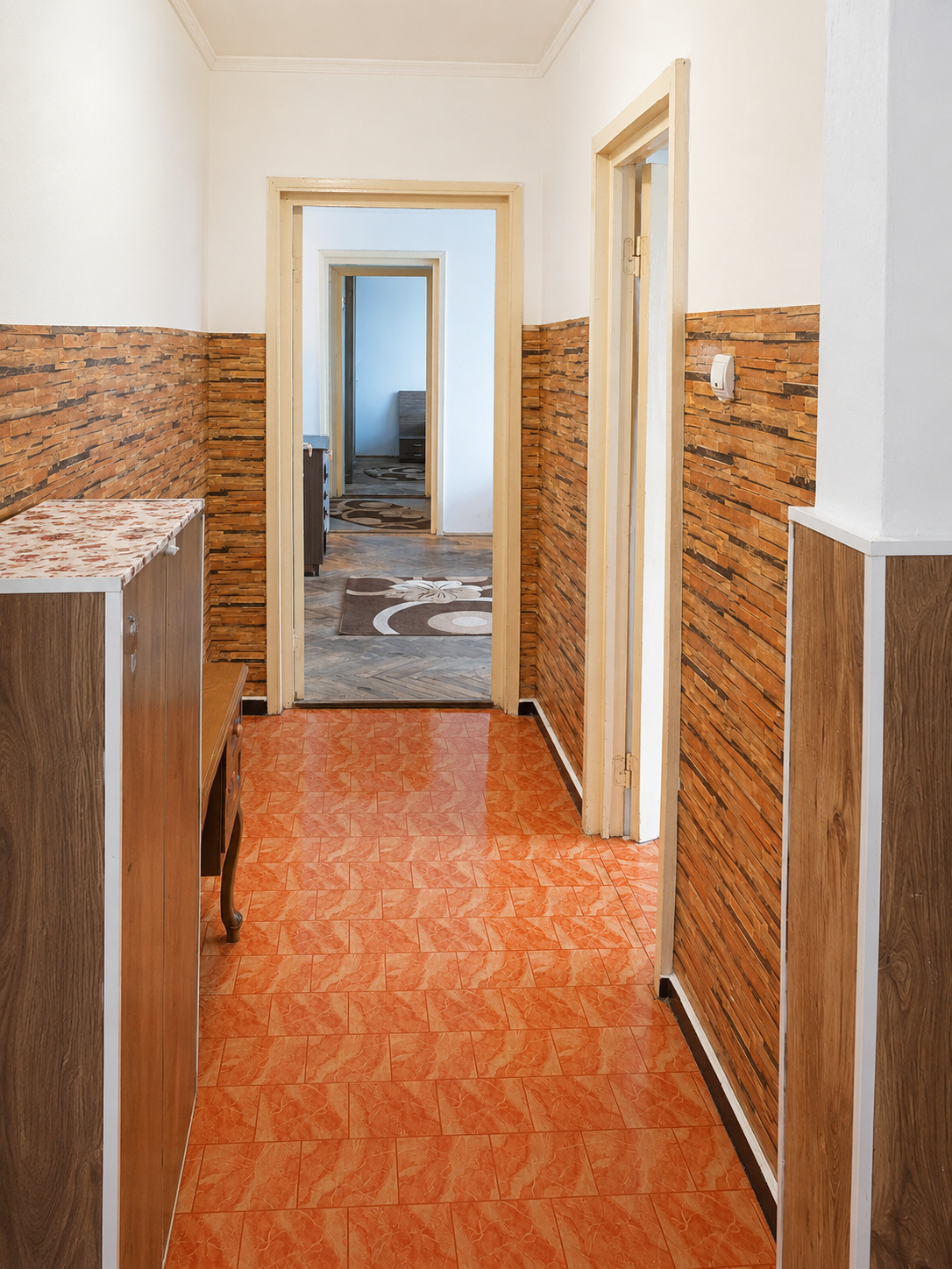 Apartament 2 camere semidecomandat de vanzare, centrală proprie, strada Mioriței