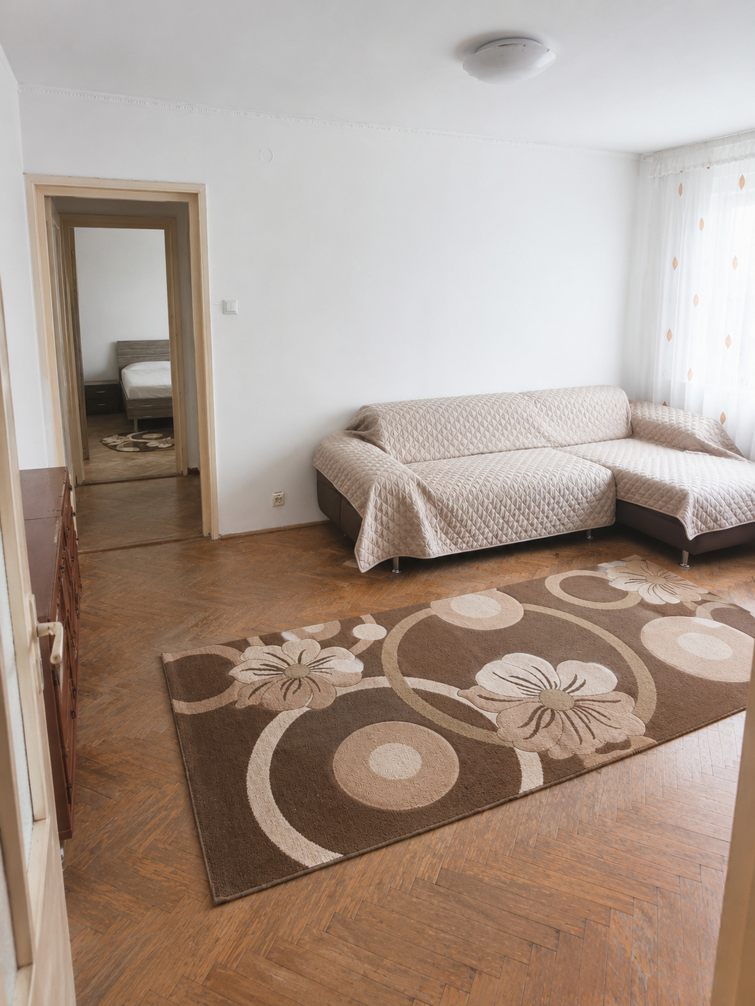 Apartament 2 camere semidecomandat de vanzare, centrală proprie, strada Mioriței
