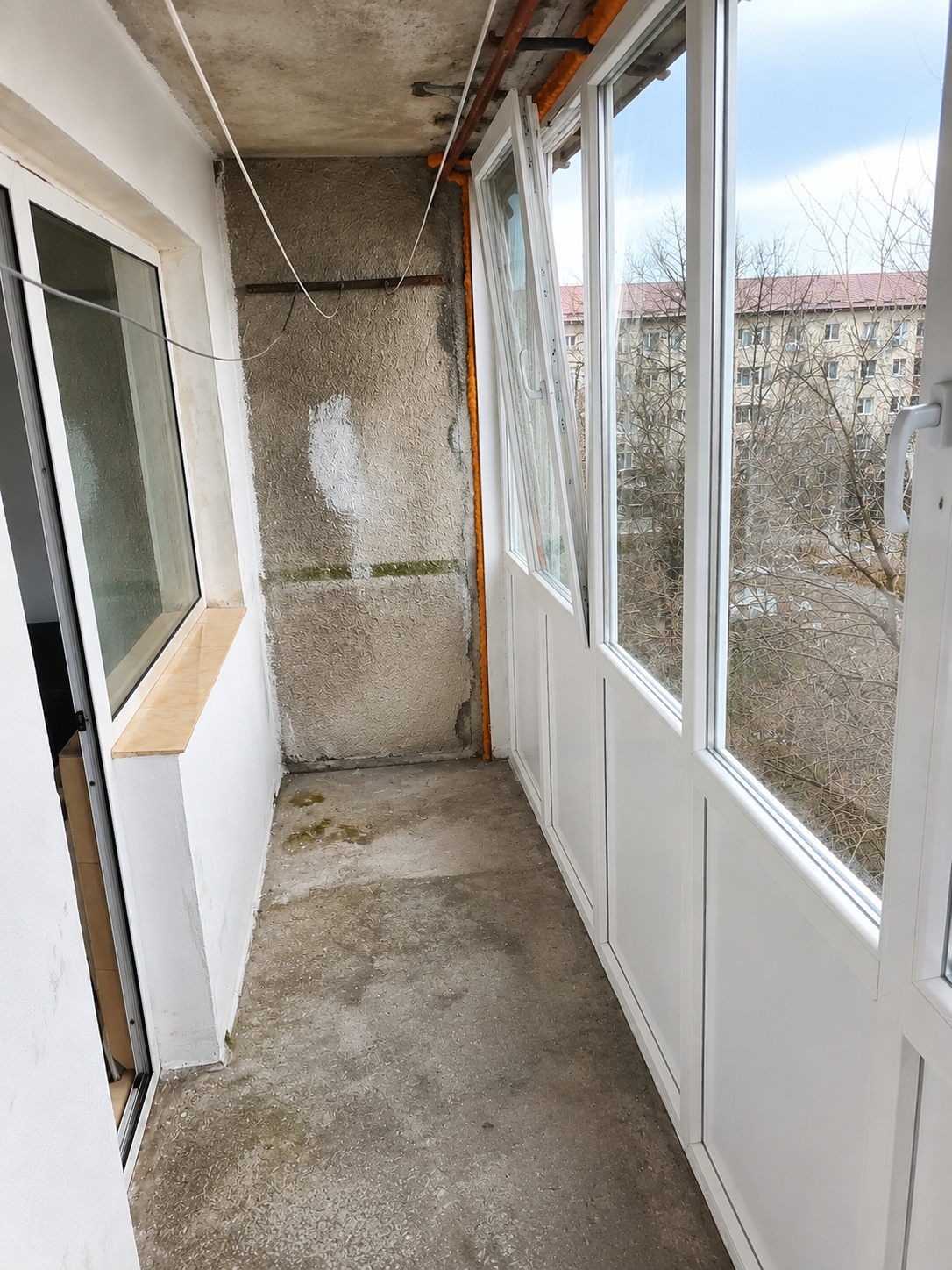 Apartament 2 camere semidecomandat de vanzare, centrală proprie, strada Mioriței