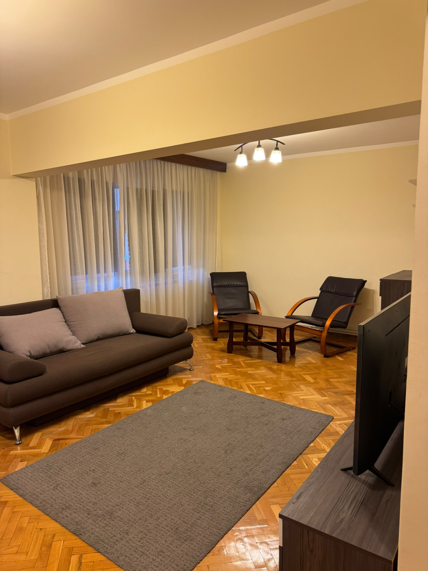 Apartment for rent in B Bucuresti, 102 m²