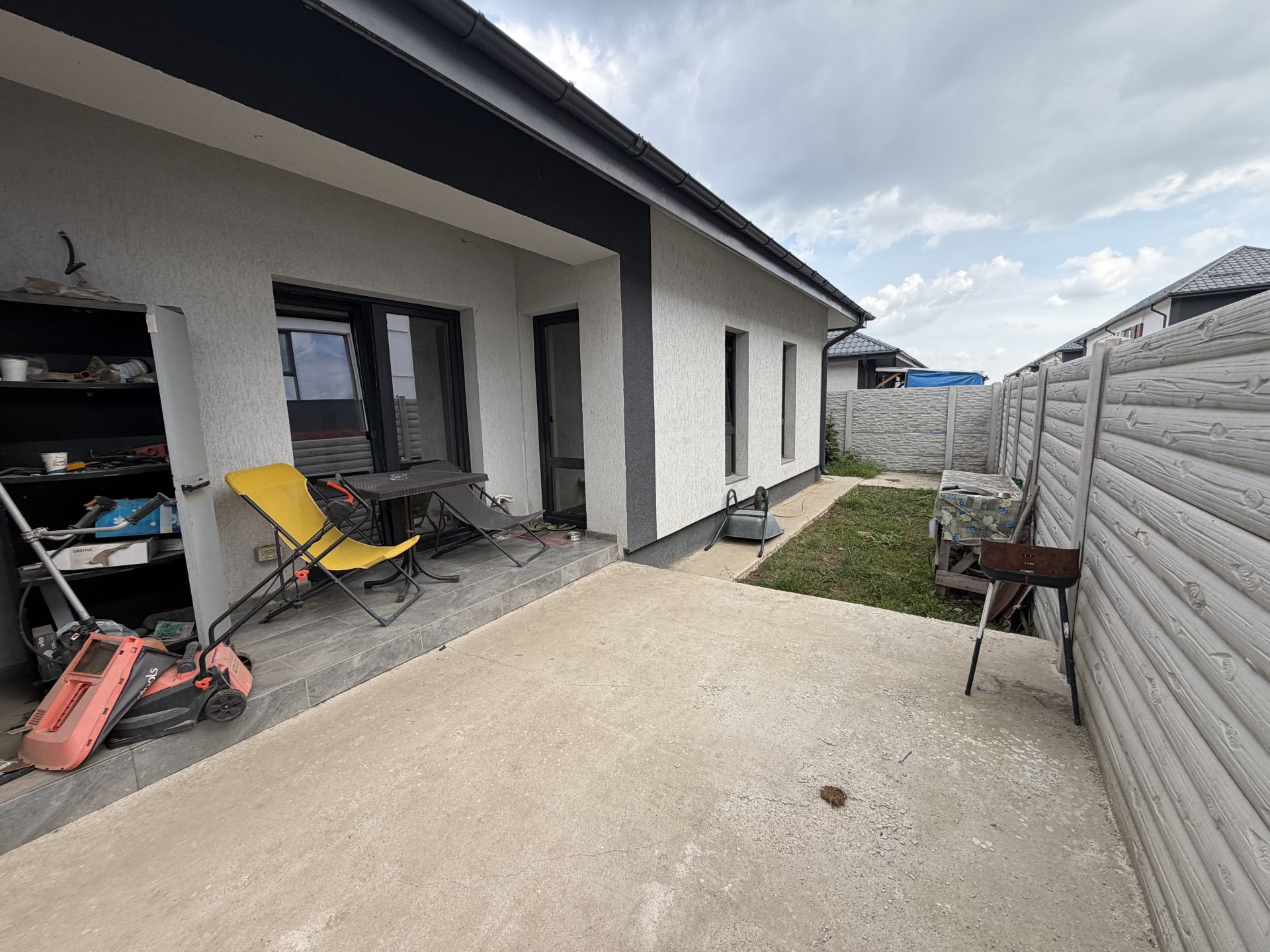 Ground Floor Villa with Attic Potential 4 Bedrooms 2 Bathrooms Furnished/Equipped 101sqm 185 sqm Courtyard 3