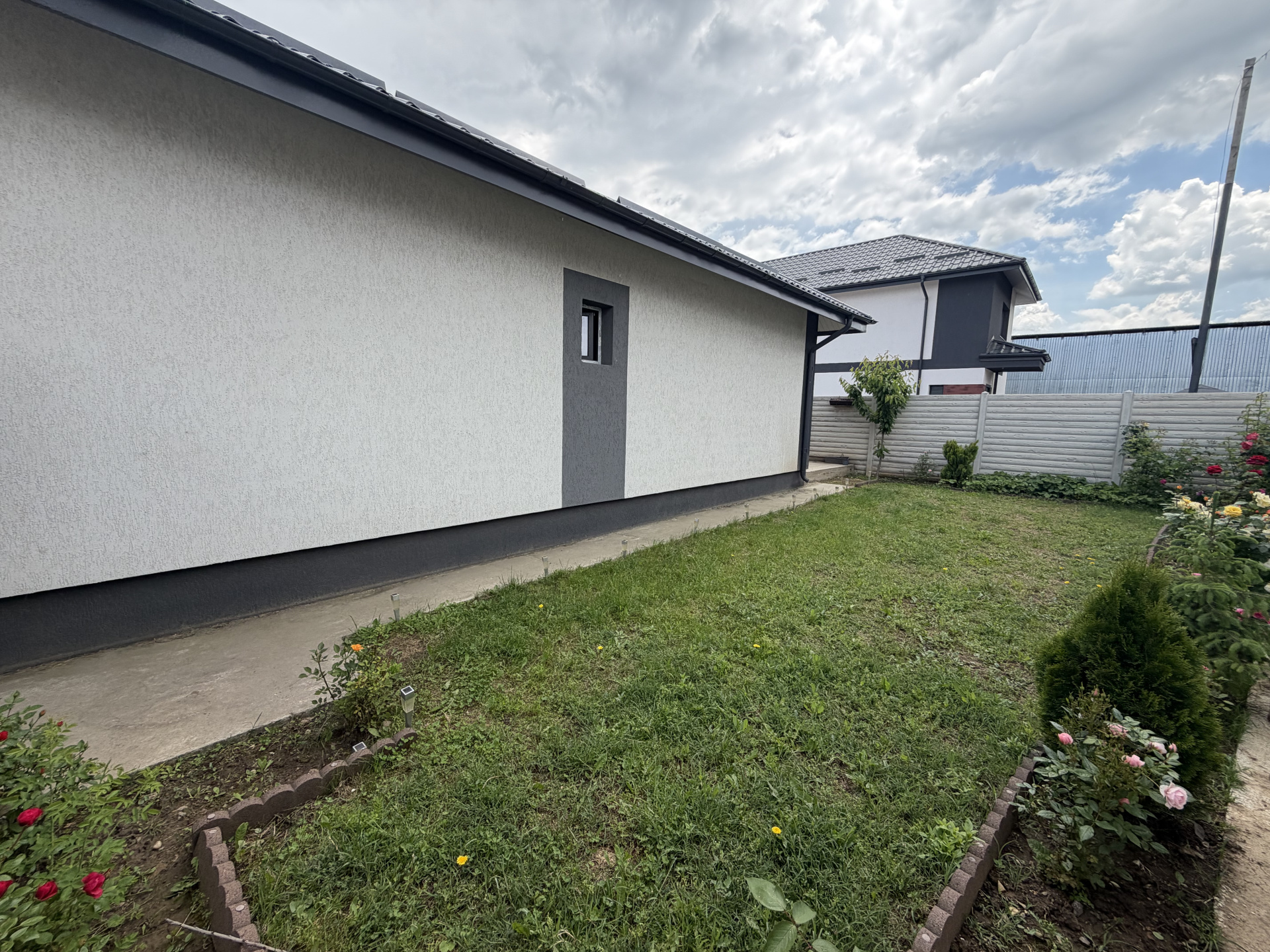 Ground Floor Villa with Attic Potential 4 Bedrooms 2 Bathrooms Furnished/Equipped 101sqm 185 sqm Courtyard 2