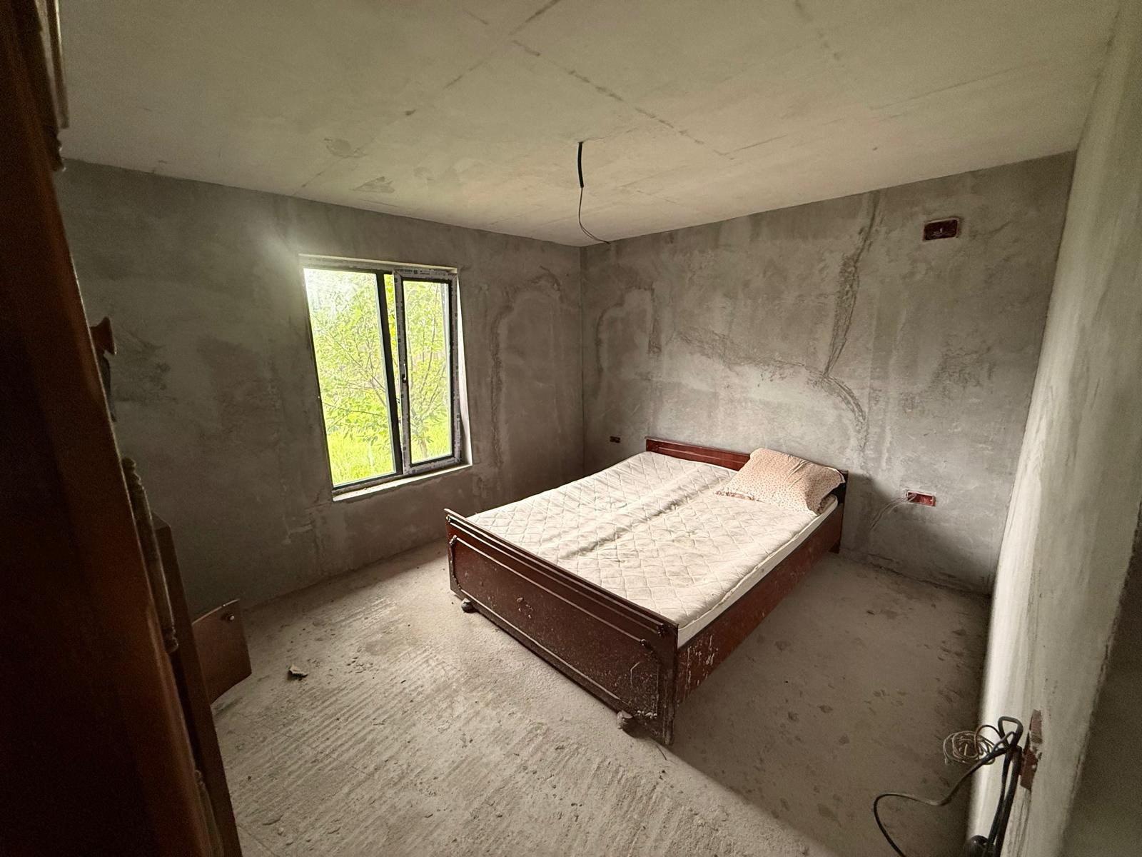 Casă semifinisată | Buzoiești | Teren generos 2.900 mp