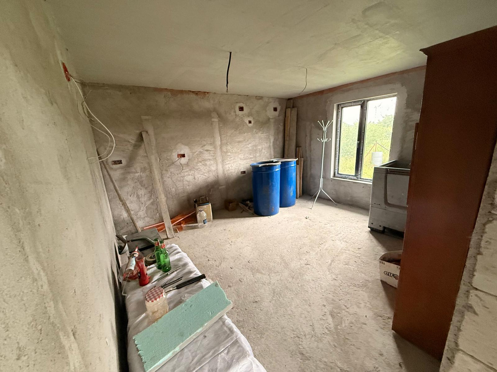 Casă semifinisată | Buzoiești | Teren generos 2.900 mp
