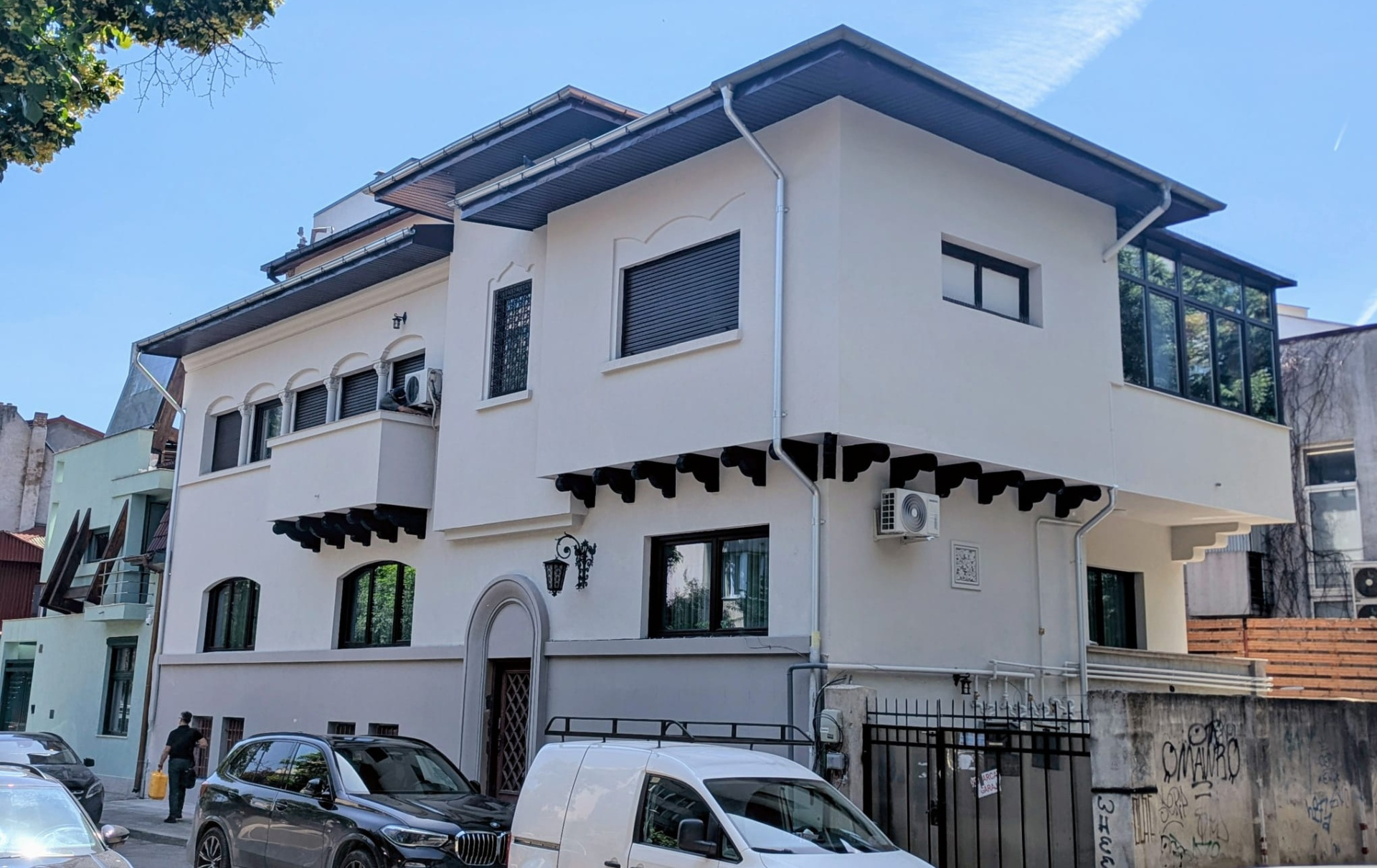 Apartament 4 camere de vanzare in vila- complet renovat 2026- parcare in curte