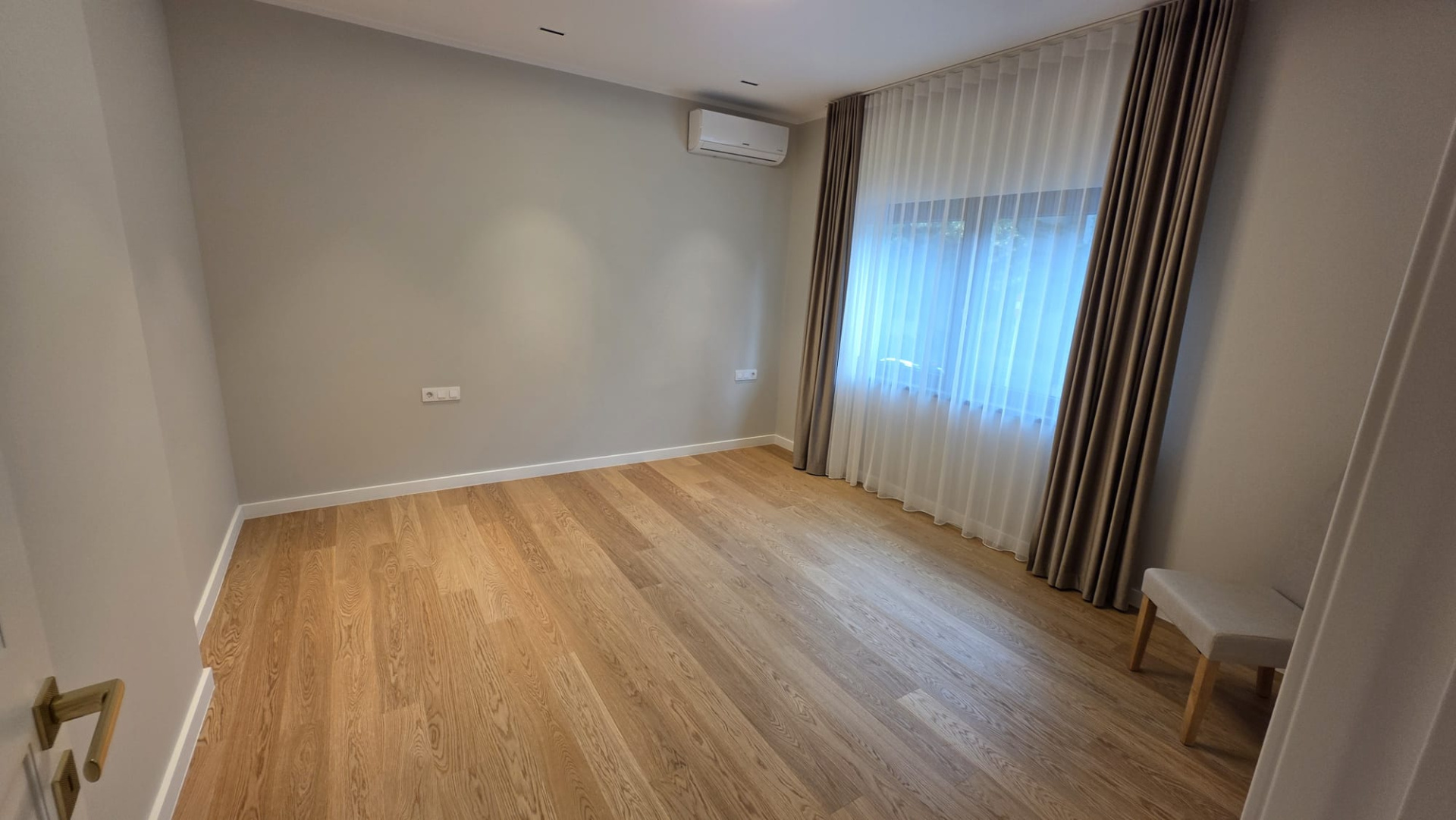 Apartament 4 camere de vanzare in vila- complet renovat 2026- parcare in curte