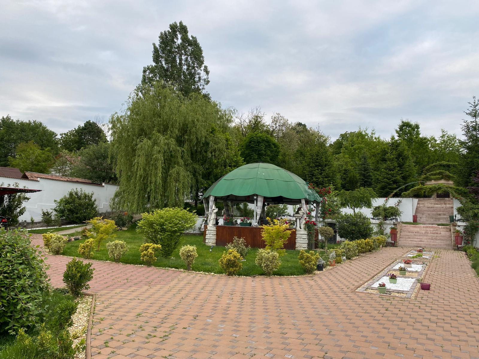 Domeniu de vanzare, Baile Govora(Pausesti-Otasau) cu teren de 20875mp