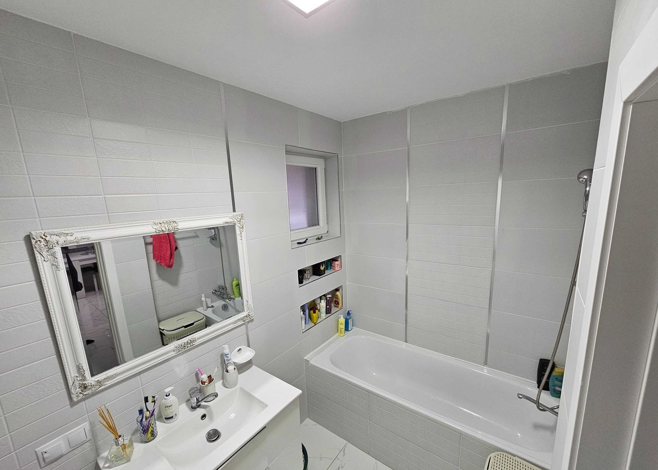 🏡 3 camere | 2 băi | Terasă 23 mp | Parcare inclusă | Florilor