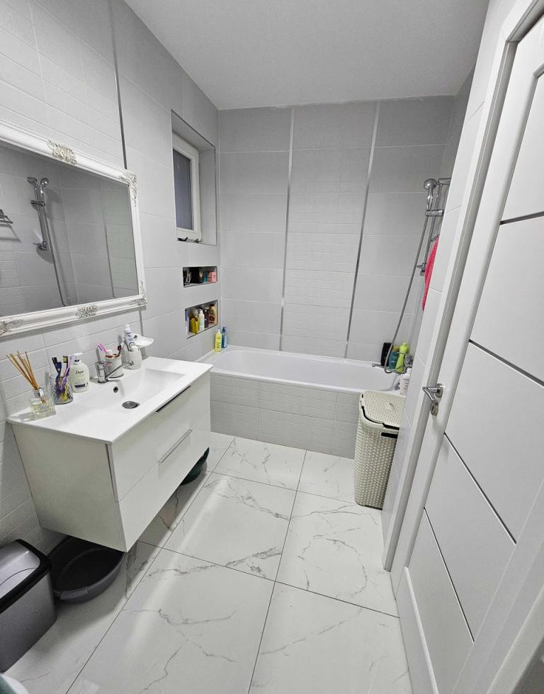 🏡 3 camere | 2 băi | Terasă 23 mp | Parcare inclusă | Florilor