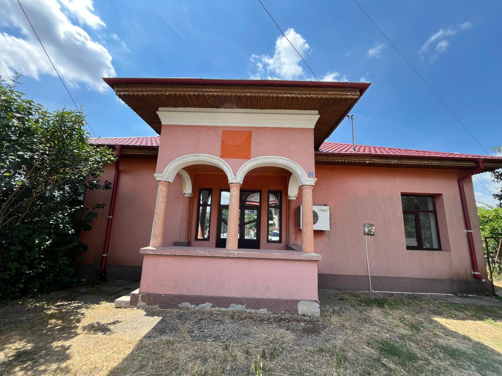 House in the center of Corbii Mari commune, ideal for offices, practice or residence