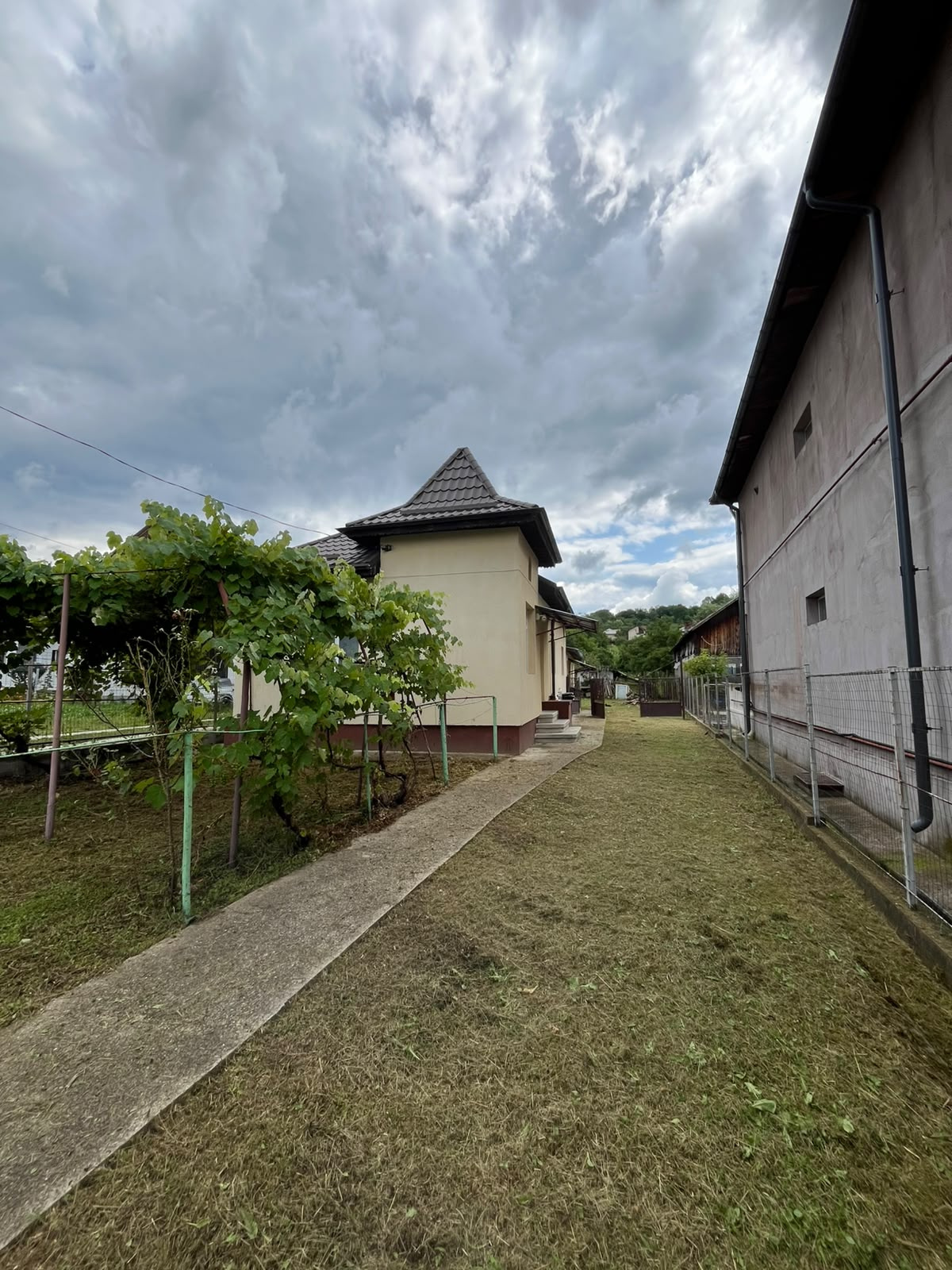 3-Bedroom House with 1,140 sqm Plot, All Utilities, Annexes and Street Access 3