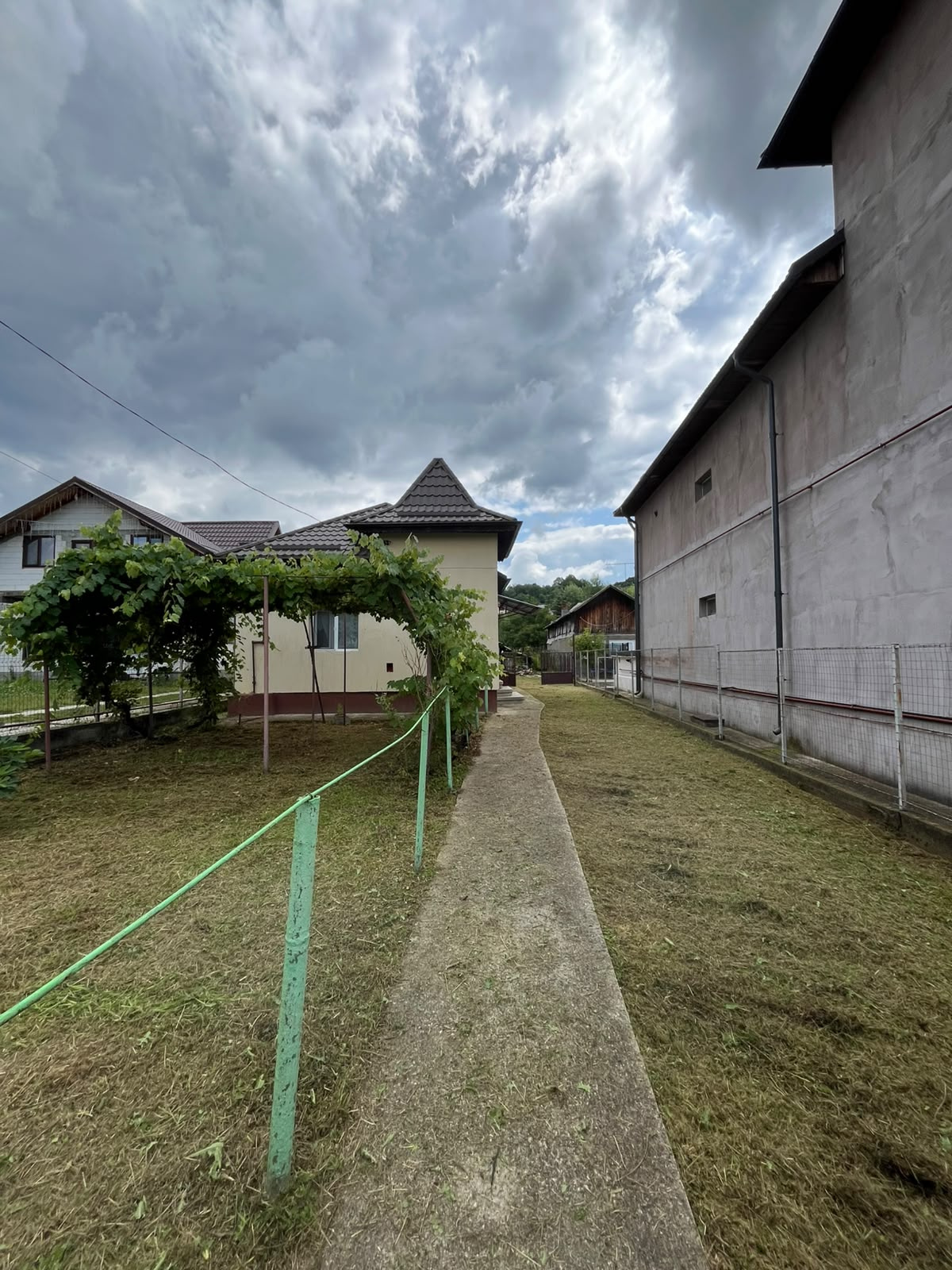 3-Bedroom House with 1,140 sqm Plot, All Utilities, Annexes and Street Access