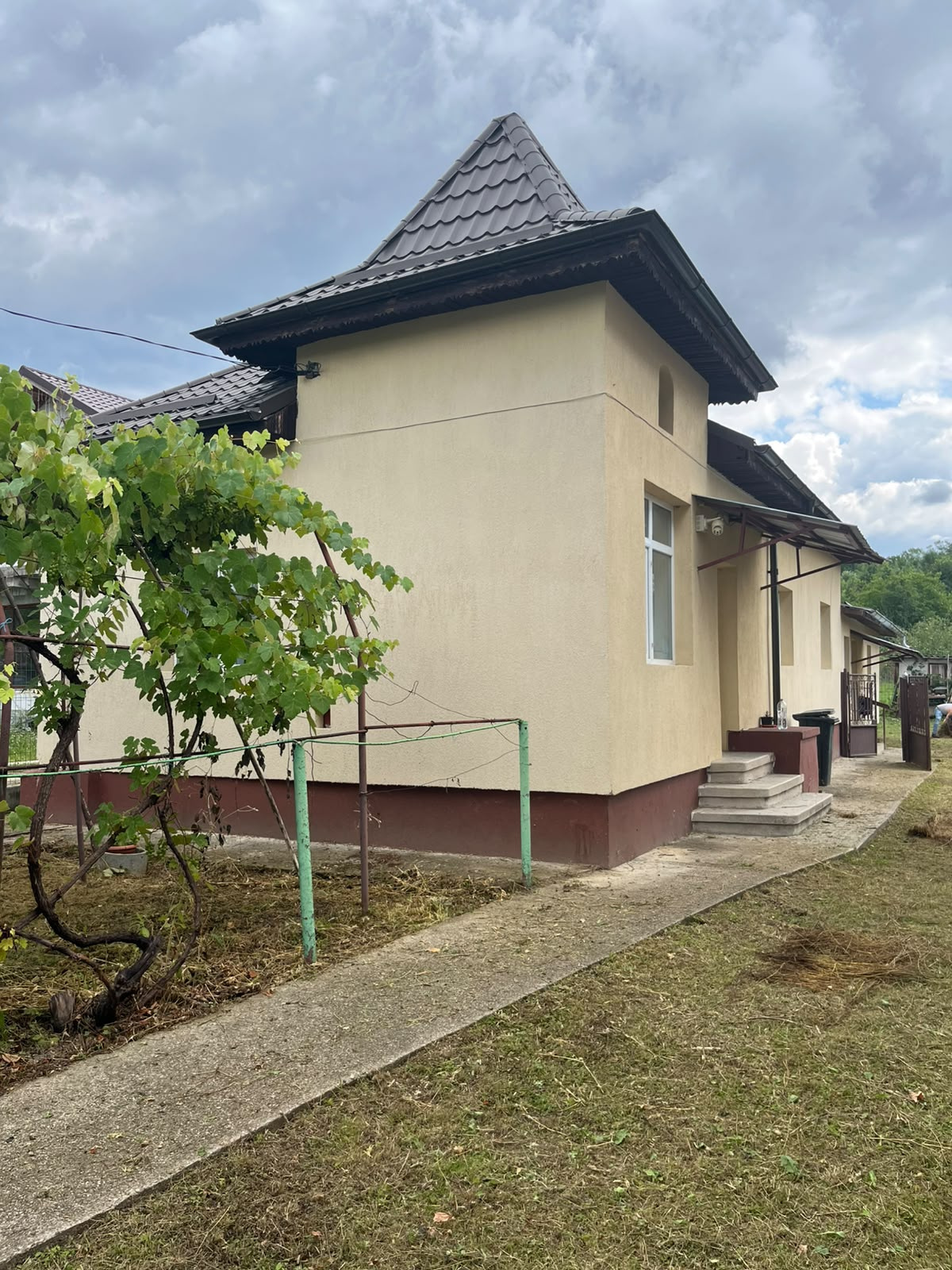 3-Bedroom House with 1,140 sqm Plot, All Utilities, Annexes and Street Access 2